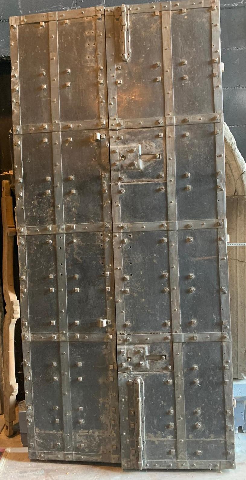 Ancient double-wing prison door, hand-built in wood and covered with iron sheet with studs, original bolts and false locks, 19th century door, coming from prison in northern Italy.
Ideal for furnishing or closing public places such as wine cellars,