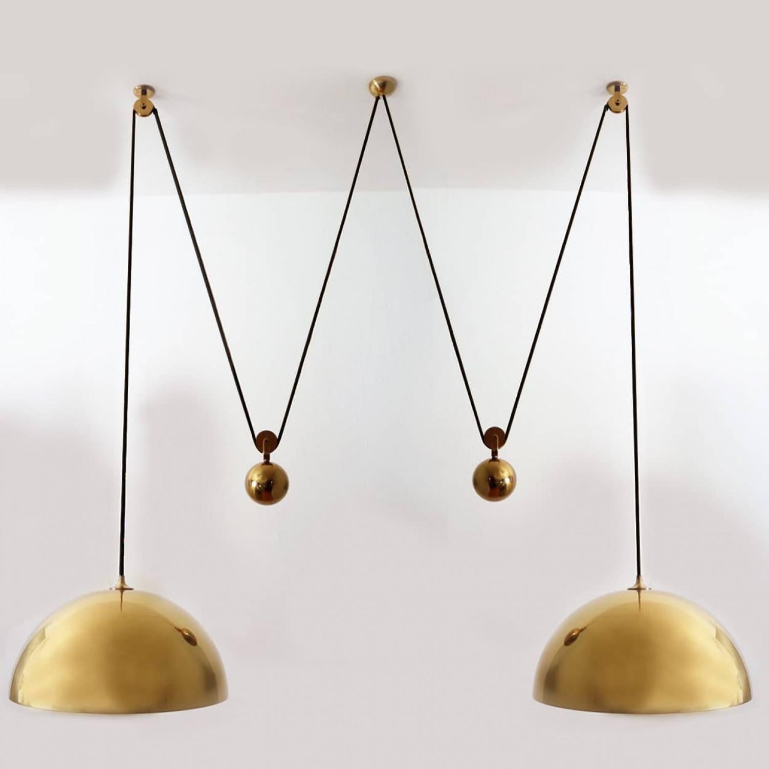 Fantastica lampada a sospensione Double Pull di Florian Schulz, Germania, Europa. Periodo di progettazione: 1970-1979, periodo di produzione: 2022.

Due pendenti in ottone lucido non laccato sospesi con il proprio bilanciere a sfera in ottone. Un