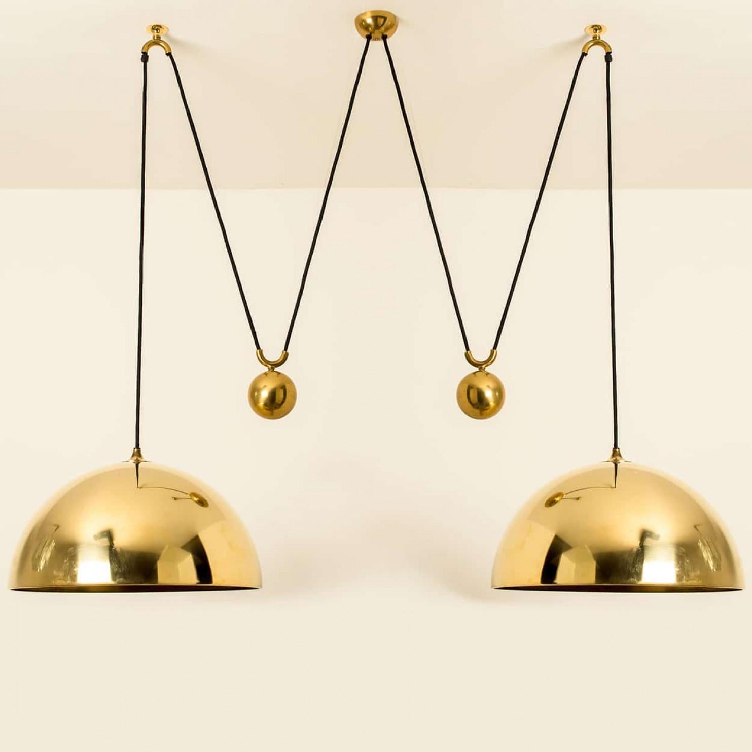 Fantastica lampada a sospensione Double Pull di Florian Schulz, Germania, Europa. Periodo di progettazione: 1970-1979, periodo di produzione: 2022.

Due pendenti in ottone lucido non laccato (D 40 cm) sospesi con il loro contrappeso a sfera in