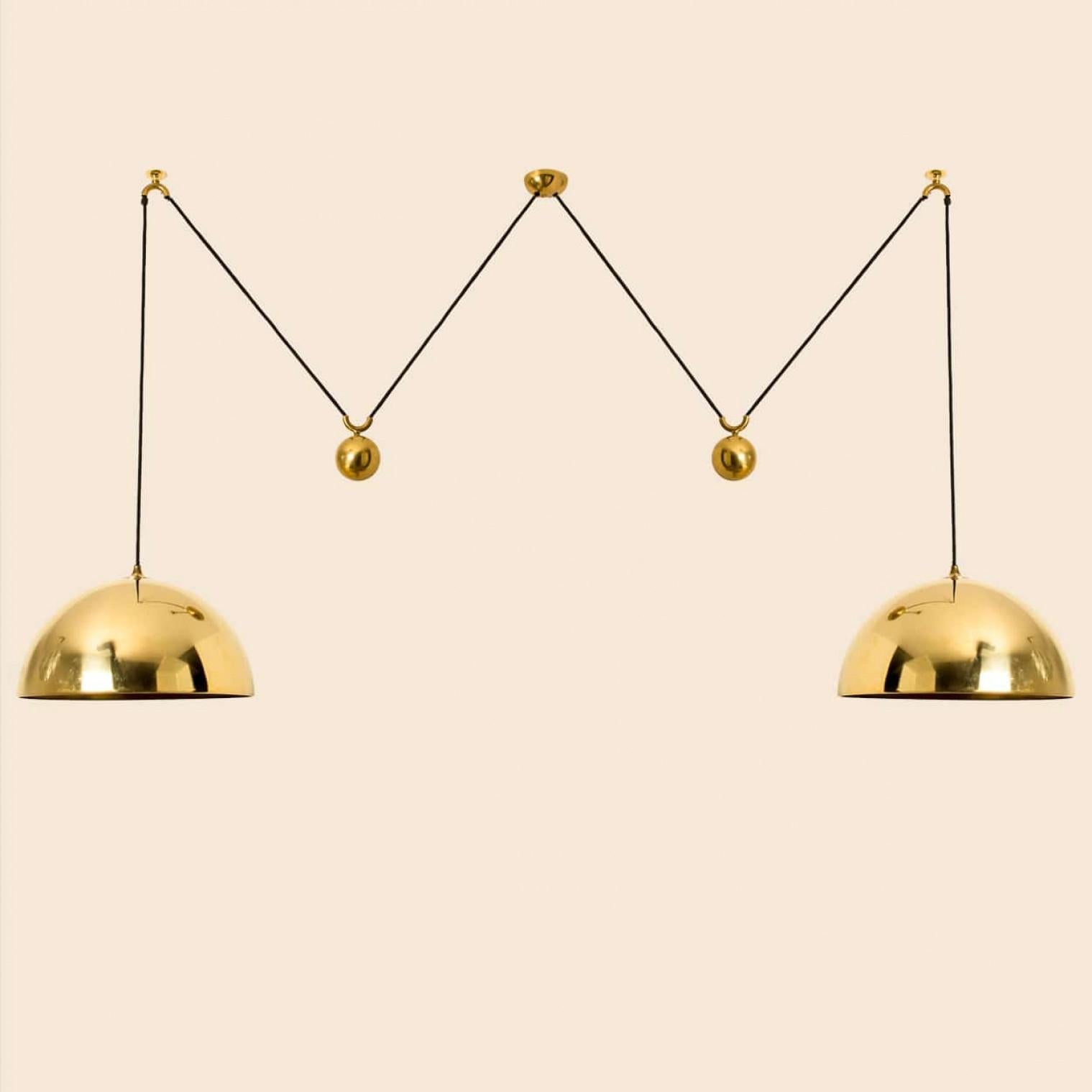 Moderne Lampe à suspension à double poignée en laiton de Florian Schulz en vente