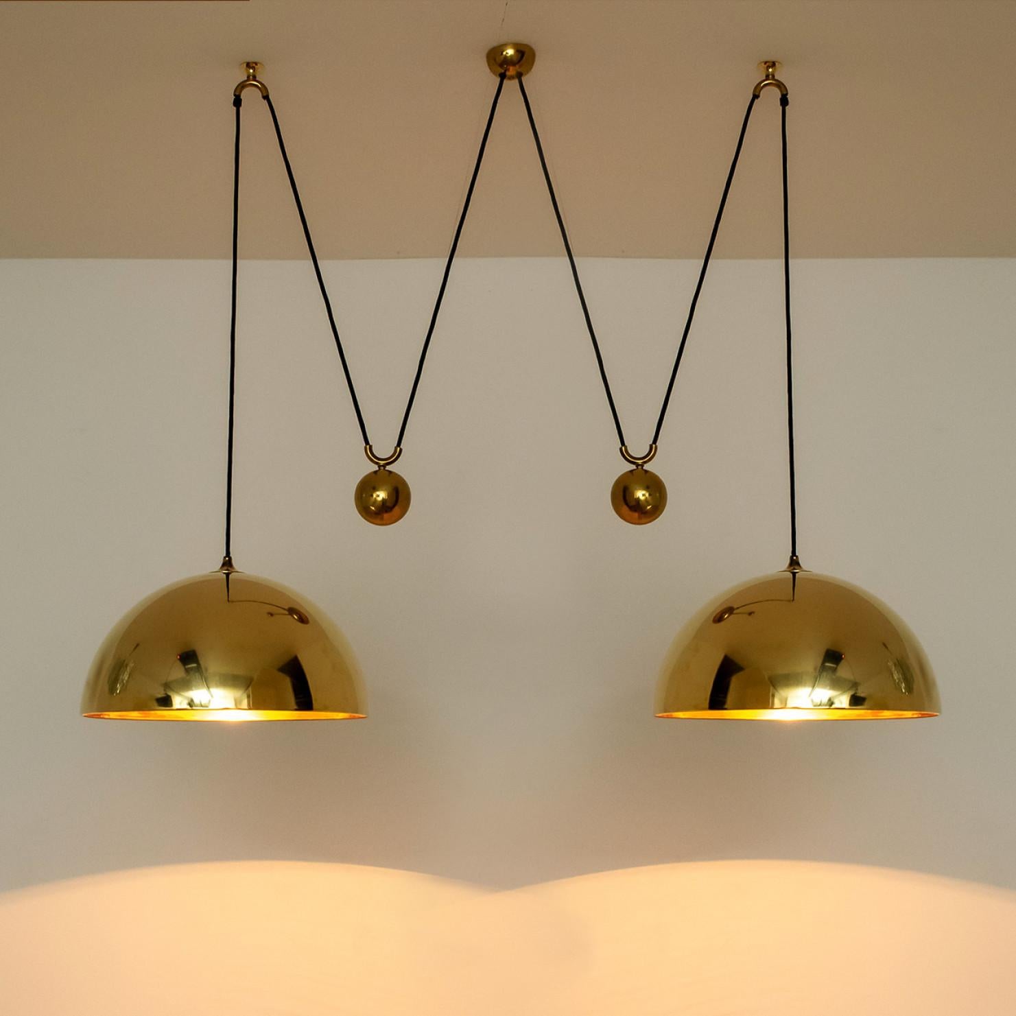 Poli Lampe à suspension à double poignée en laiton de Florian Schulz en vente