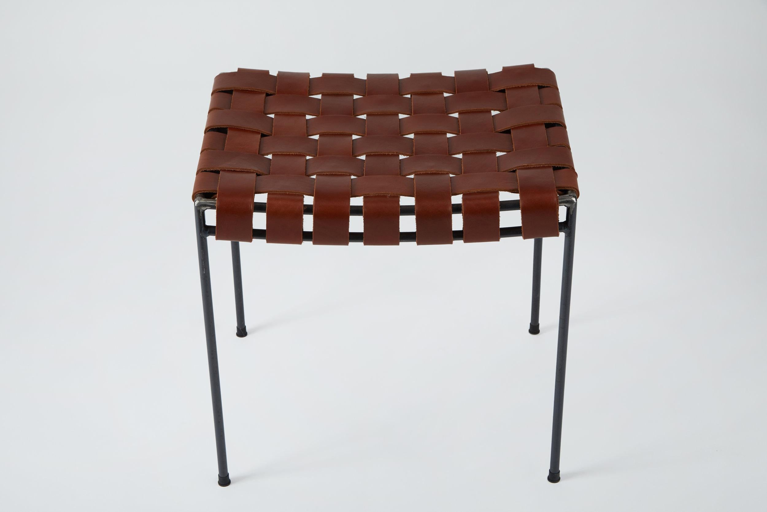 Moderno Sgabello in pelle cognac intrecciata a doppio binario in vendita