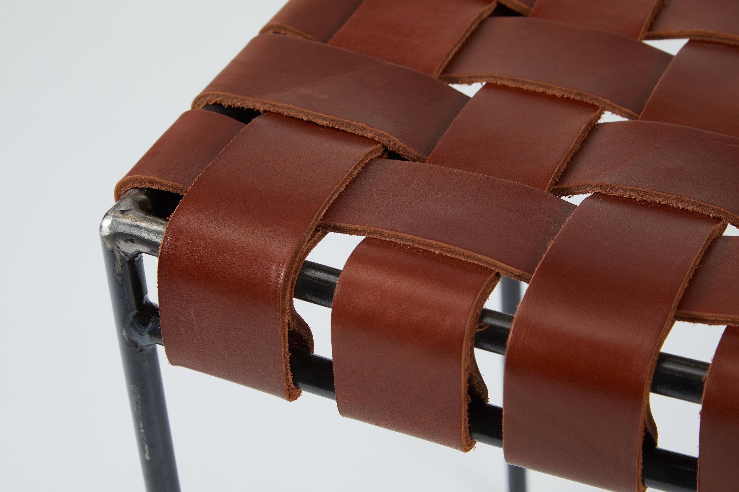 Americano Sgabello in pelle cognac intrecciata a doppio binario in vendita