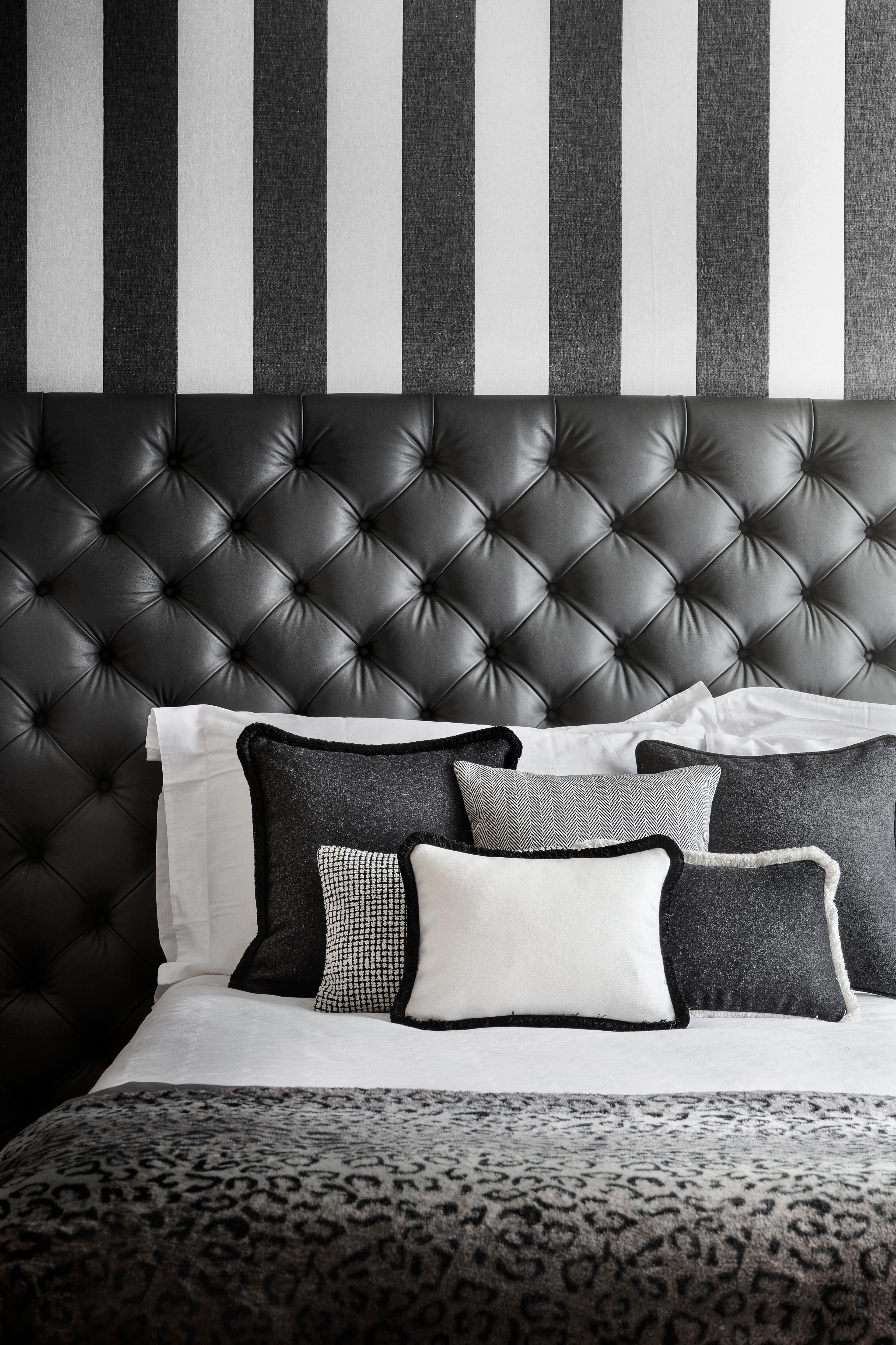 Rectángulo Doble, Terciopelo Blanco y Negro Siglo XXI y contemporáneo en venta