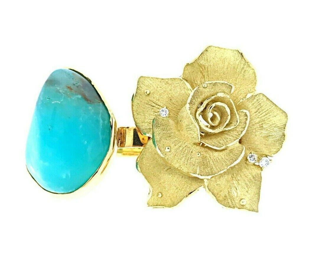 Bague double avec diamants, chrysoprase et fleur en or jaune 18k

La grande bague double présente d'un côté une chrysoprase bleue de 42,06 carats et de l'autre une grande fleur texturée sertie de 3 diamants ronds de taille normale, le tout en or