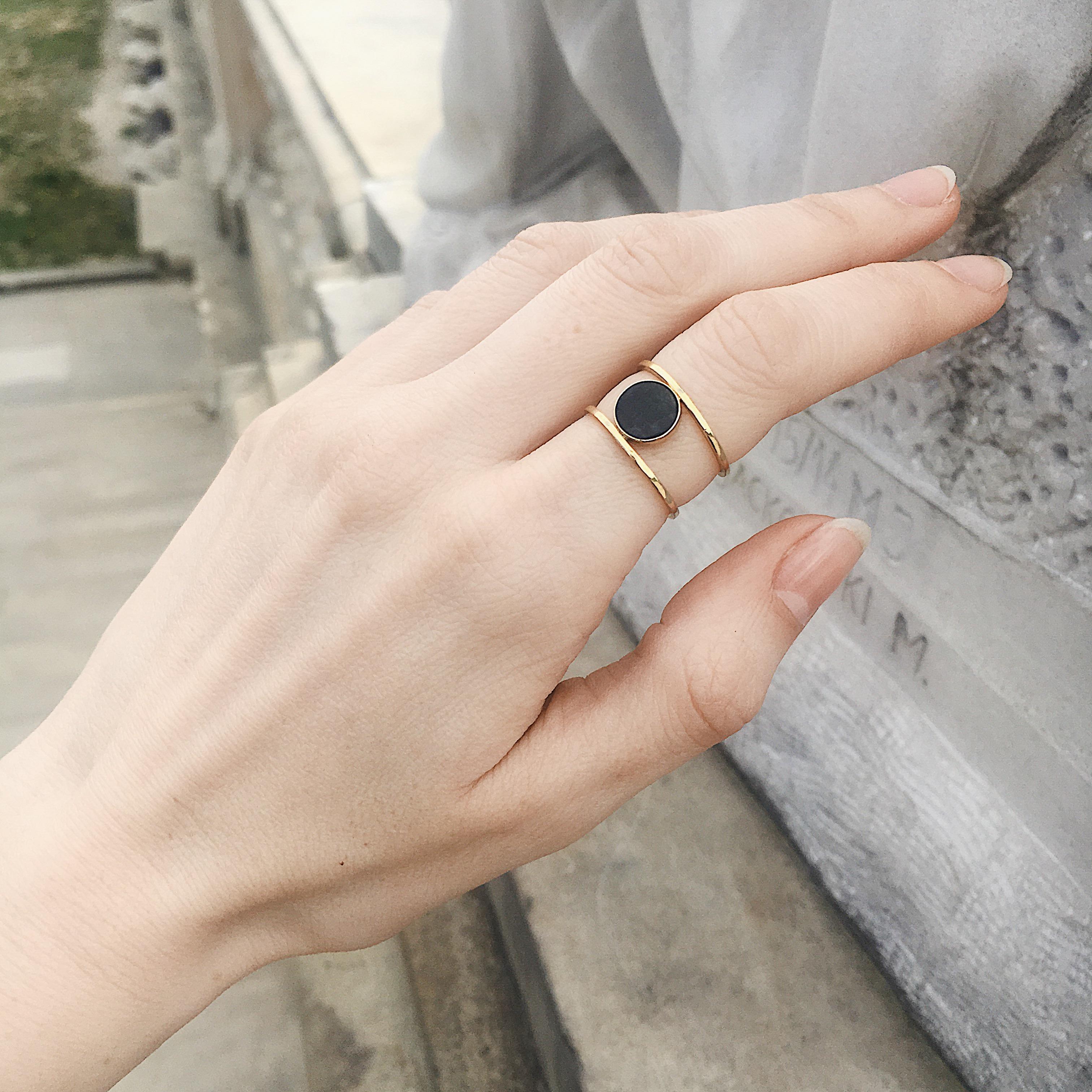 Contemporary Double ring with nephrite jade gold - exquisite and timeless size 6.5 For Sale