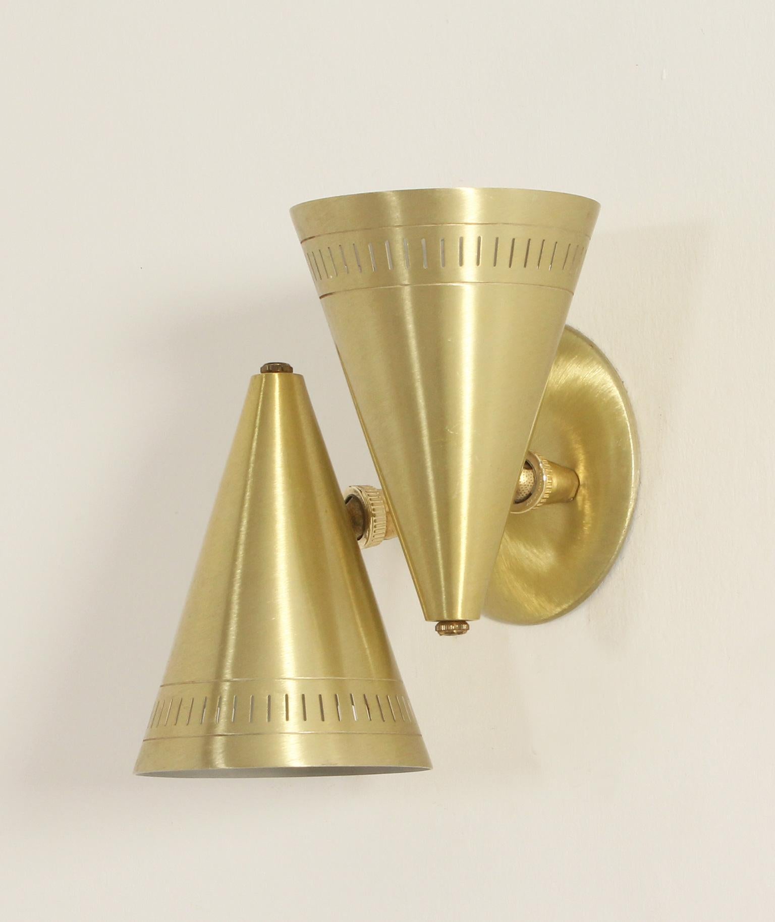 Double sconce produced by Lightcraft of California, USA, 1950's. Two rotary shades in gold anodized aluminum and golden plastic. 