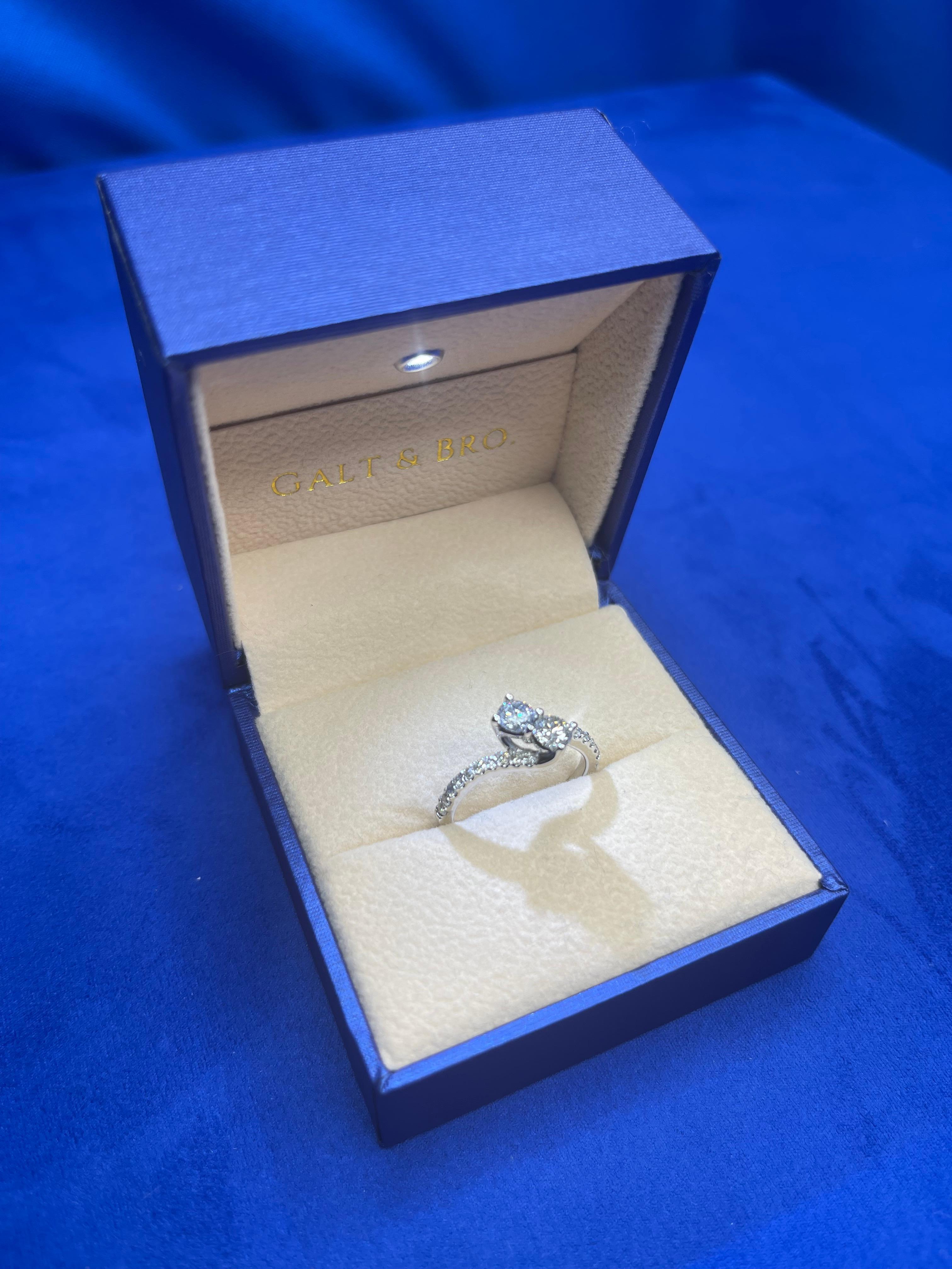 Doppelter runder Diamant zwei 2 Stein Spirale Pave Engagement Vintage Weißgold Ring im Zustand „Hervorragend“ im Angebot in Oakton, VA