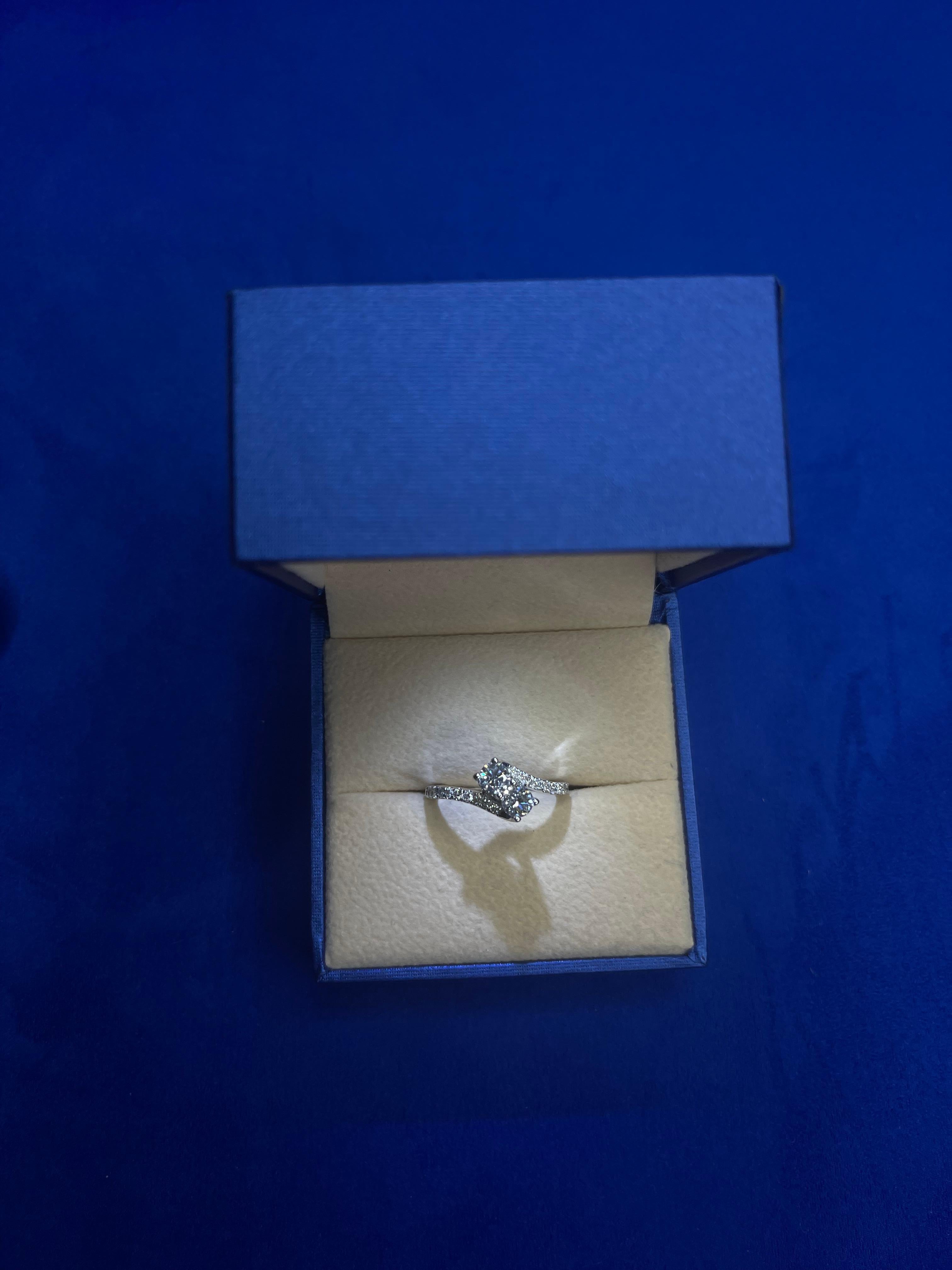 Doppelter runder Diamant zwei 2 Stein Spirale Pave Engagement Vintage Weißgold Ring für Damen oder Herren im Angebot