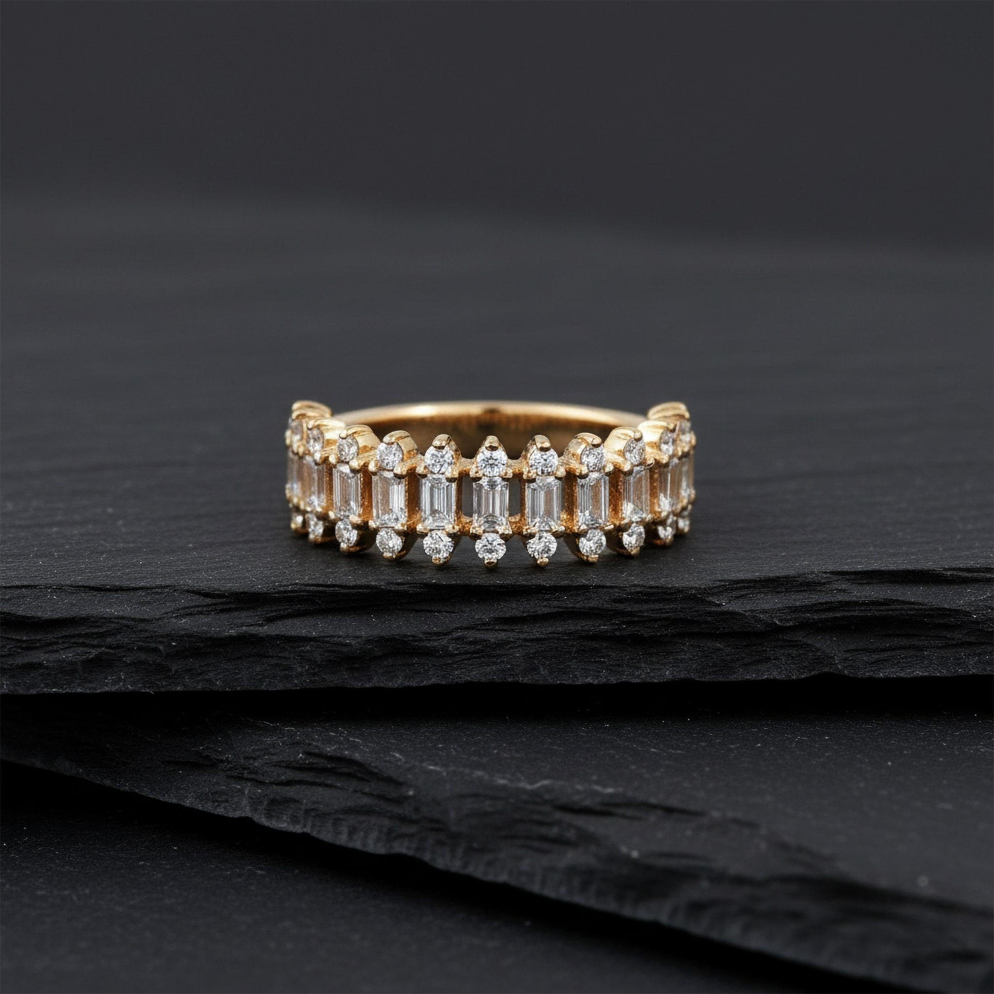 Im Angebot: Double Row Baguette 14K (oder 18k auf Anfrage) Gold Rundschliff Diamantring () 3