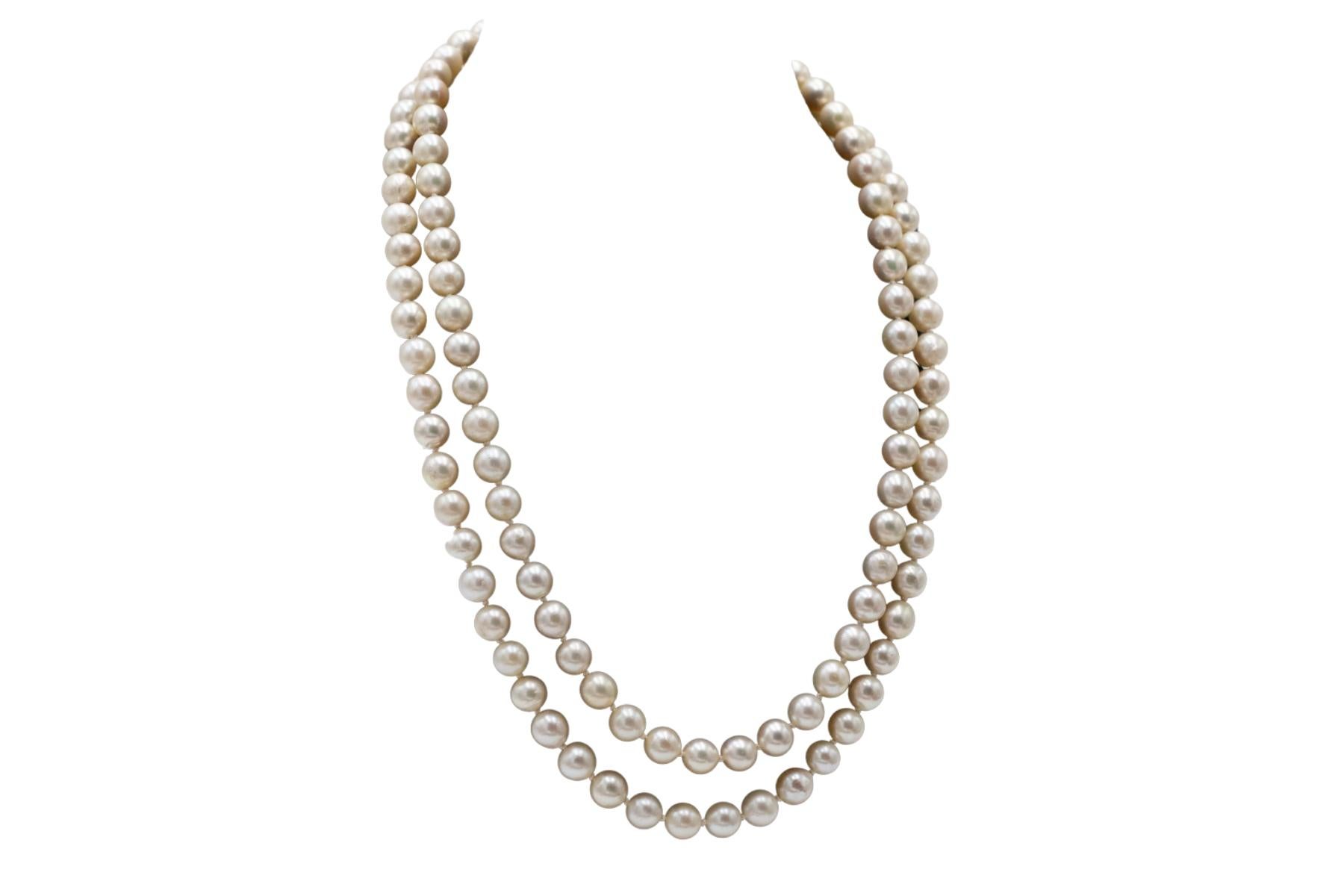 Double row cultured pearl necklace with clasp made of 14-karat yellow gold (0.585 fineness) and silver. Clasp decorated with synthetic sapphire in a wreath of old brilliant-cut diamonds (total approx. 0.96 ct)

Weight: 69.2 g,

Length: 46
