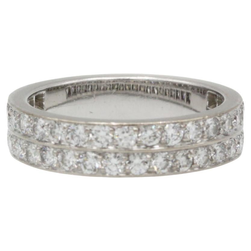 Rehaussez votre collection de bijoux de mariage avec cet exquis anneau d'éternité à double rangée de diamants, réalisé de main de maître en or blanc 18 carats de première qualité (750‰). Avec 60 diamants ronds brillants totalisant environ 1,80