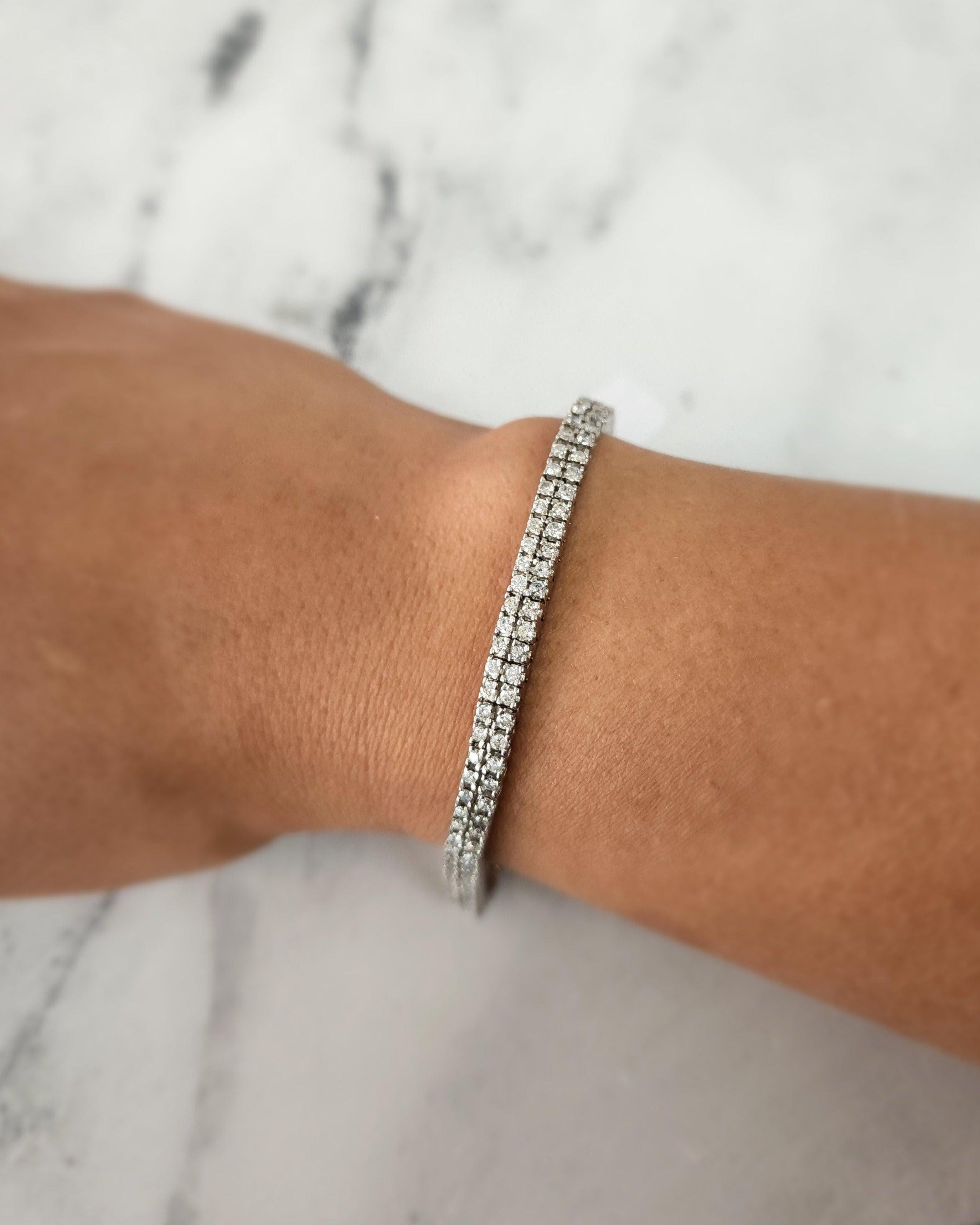 ♥ Tennis Bracelet Description ♥

Pierre principale : Diamant
Taille du diamant : Rond
Type de métal : Or blanc 14K
Longueur du bracelet : 7 pouces
Poids : 17 gramme 
Largeur du bracelet : 4mm

**Peut être raccourci moyennant un supplément de 45 $,