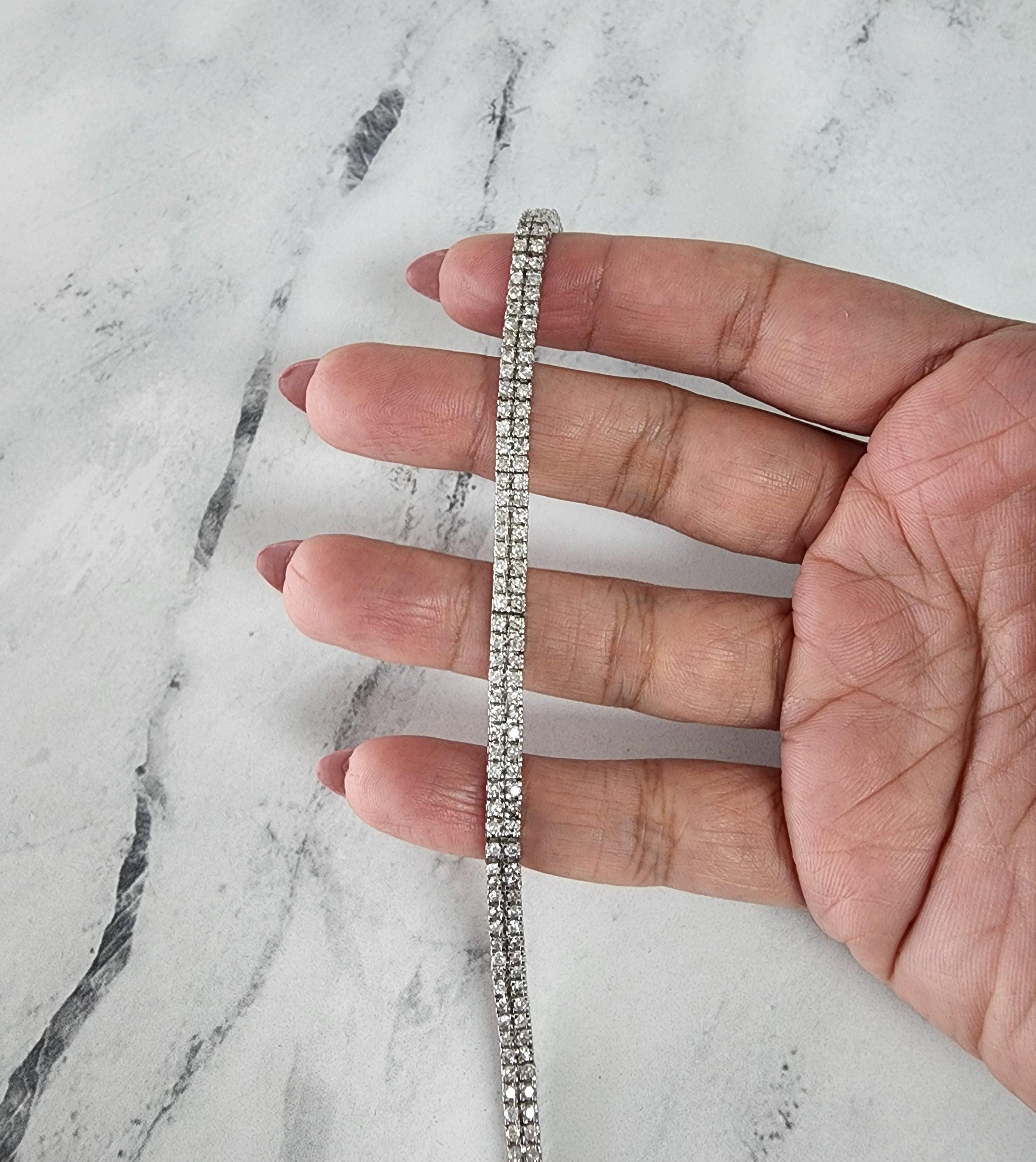 Taille ronde Bracelet ligne de diamants à double rangée en or blanc 14 carats en vente
