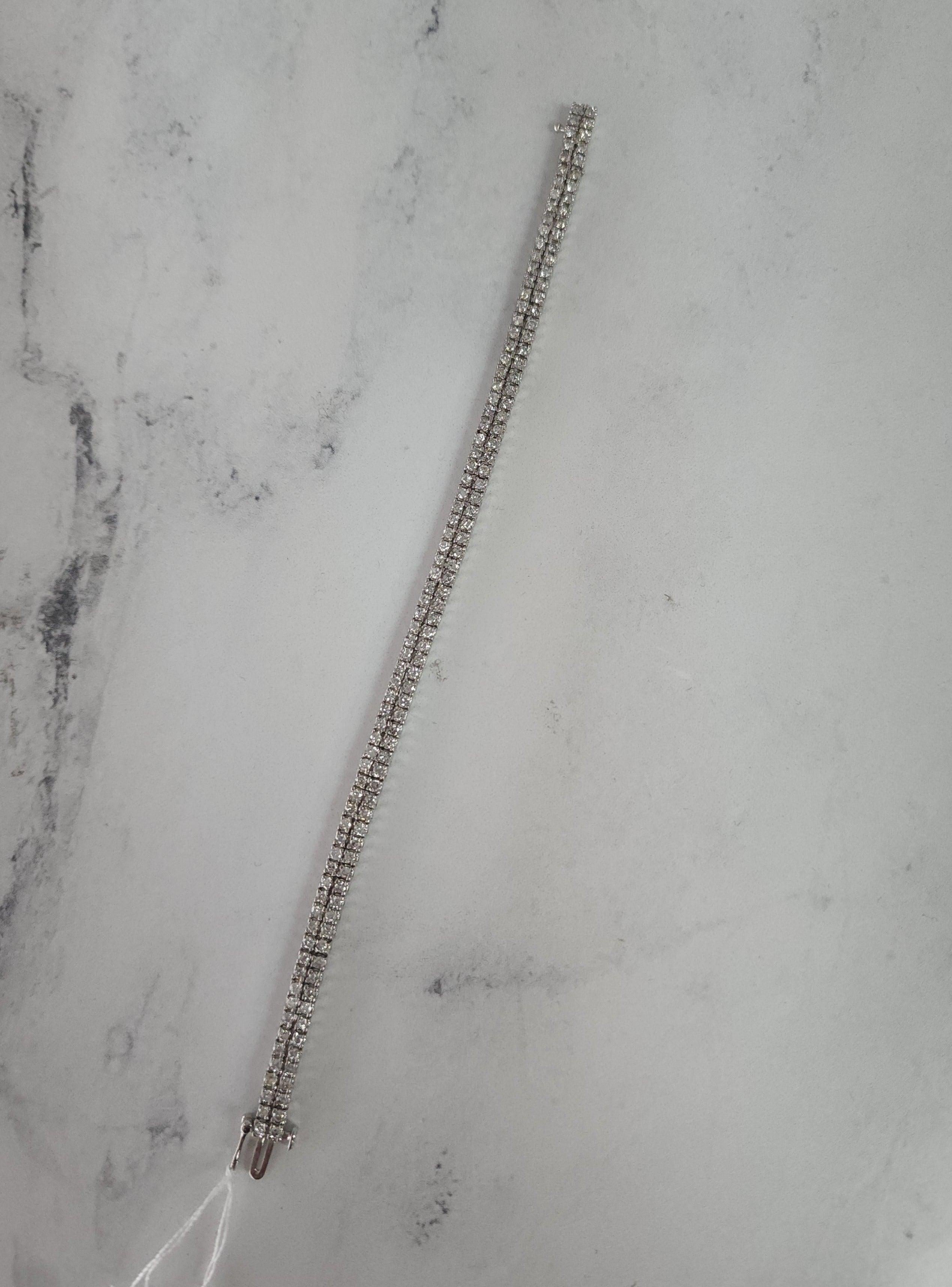 Bracelet ligne de diamants à double rangée en or blanc 14 carats Neuf - En vente à Sugar Land, TX