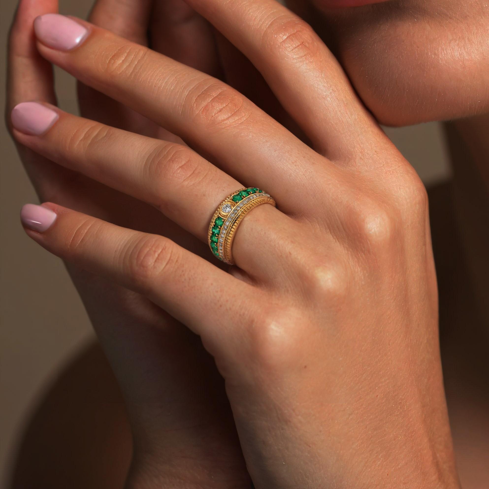 En vente :  Bague en or jaune 14K à double rangée d'émeraudes et de diamants 2