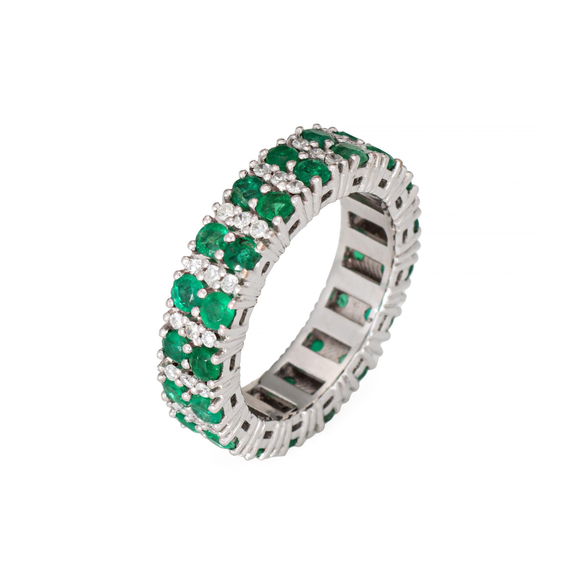 Eleganter zeitgenössischer Smaragd- und Diamantring aus 900er Platin (ca. 2000er Jahre).

Die geschliffenen Diamanten haben einen geschätzten Wert von insgesamt 0,50 Karat (geschätzte Farbe: I-J und Reinheit: SI2-I2). Die Smaragde haben einen