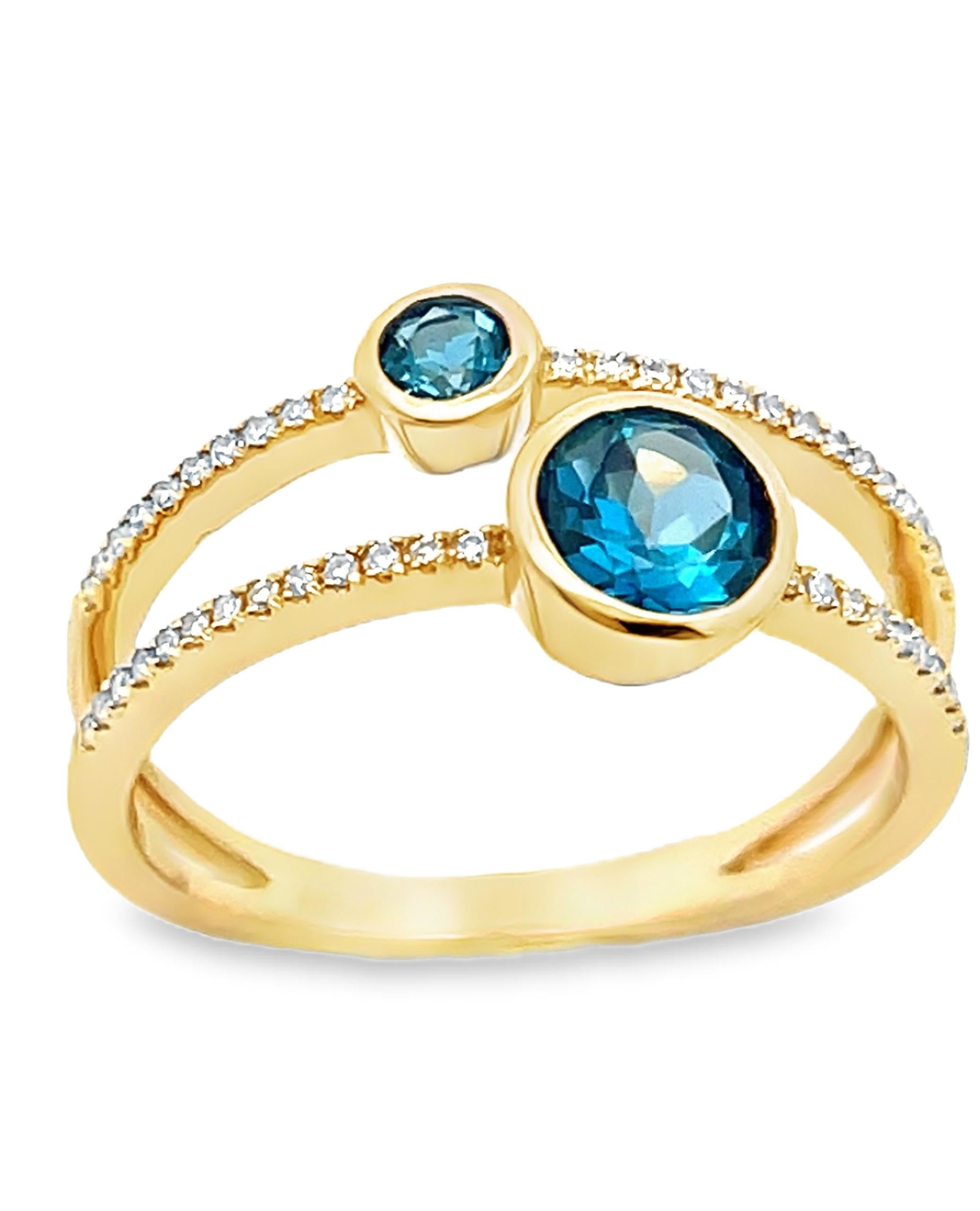 Anillo de moda de doble fila de oro amarillo de 14 quilates con diamantes de 0,13 quilates en total y dos topacios azules de Londres de 0,76 quilates en total.  

- Dedo talla 6,5, puede aumentarse o reducirse la talla