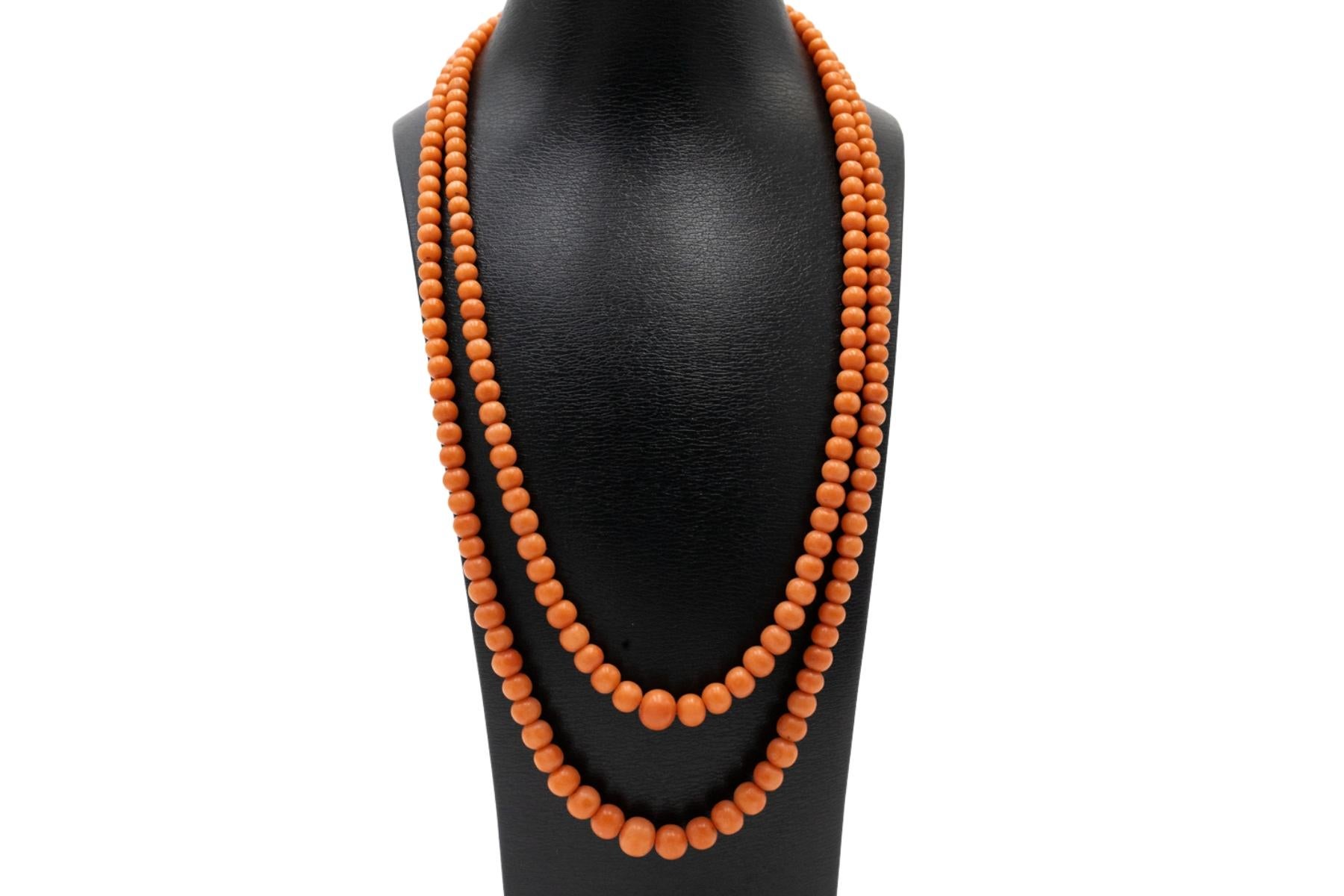Double row Mediterranean coral necklace with gold-plated clasp.

Double row Mediterranean coral necklace measuring: 4.7-9.2 mm. Gold-plated clasp, in good condition.

Origin: Western Europe, turn of the 19th and 20th centuries.

Product weight: 52.5