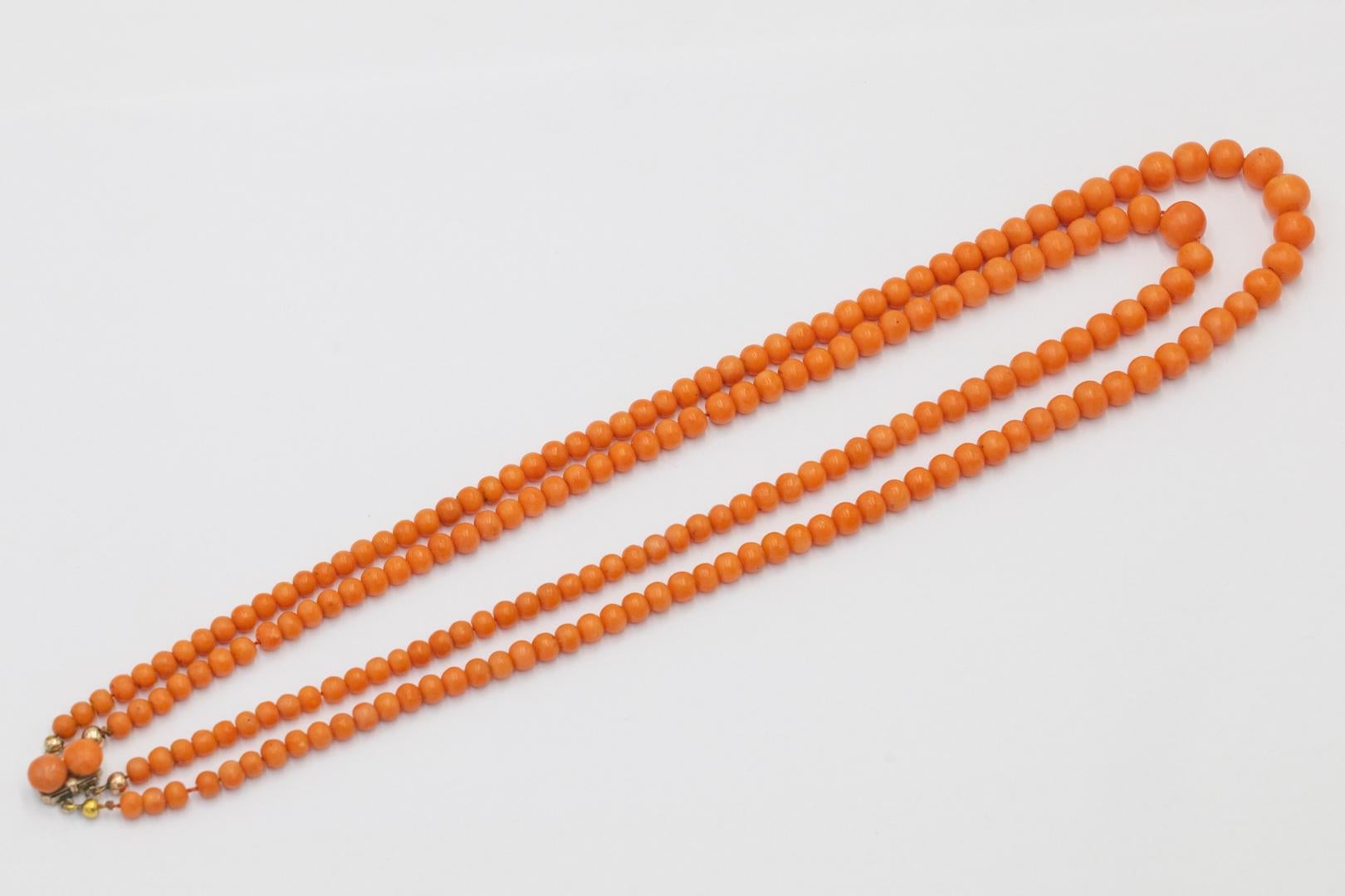 Double row Mediterranean coral necklace with gold-plated clasp. (Edwardian) im Angebot