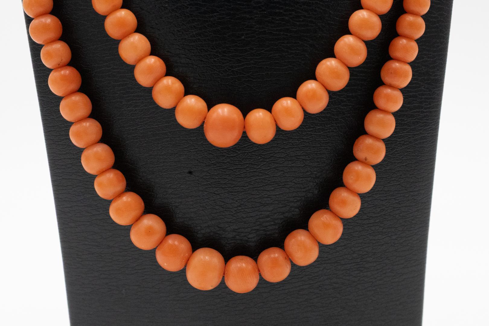 Double row Mediterranean coral necklace with gold-plated clasp. (Perle) im Angebot