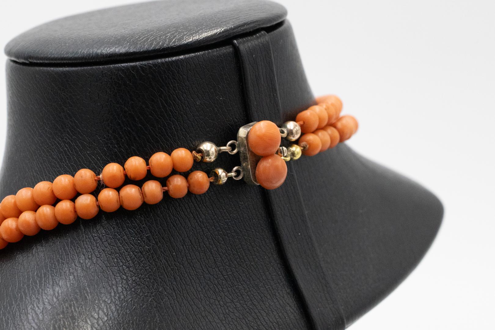 Double row Mediterranean coral necklace with gold-plated clasp. für Damen oder Herren im Angebot