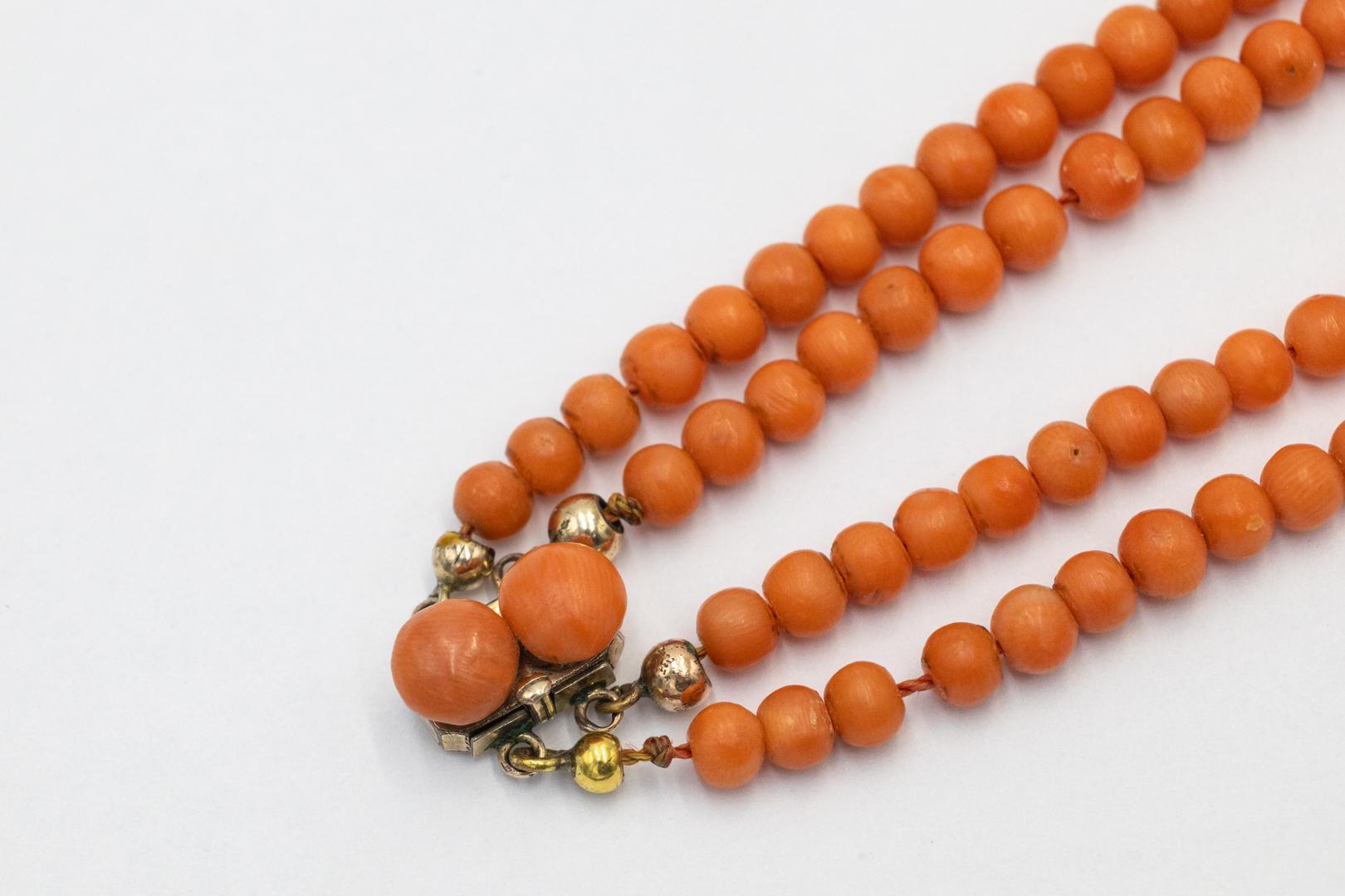 Double row Mediterranean coral necklace with gold-plated clasp. im Angebot 2