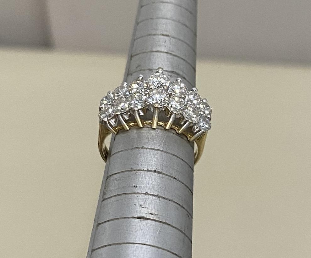 Doppelreihe aus Pyramidendiamanten 2::36 Karat + 18 Karat Weiß- und Gelbgoldring 5