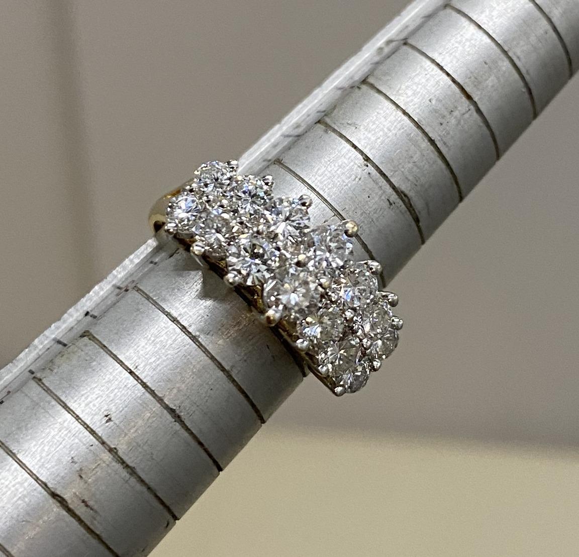 Doppelreihe aus Pyramidendiamanten 2::36 Karat + 18 Karat Weiß- und Gelbgoldring 10