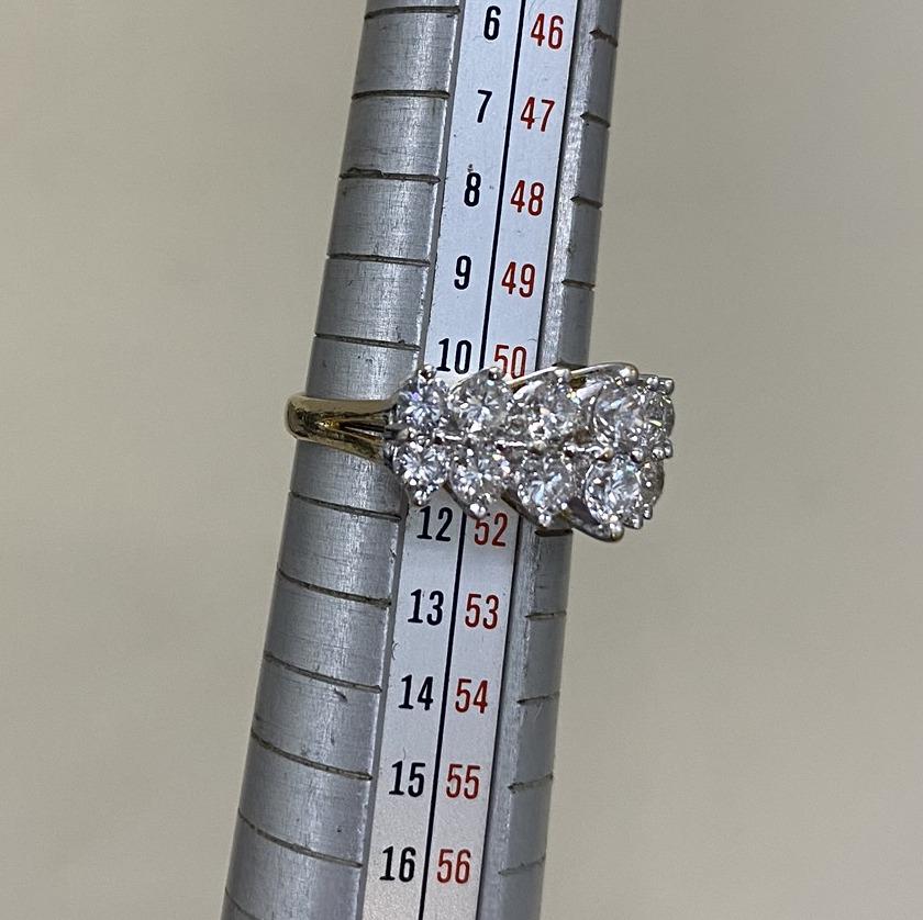 Wimbledon-Furniture

Wimbledon-Furniture freut sich:: zum Verkauf dieser schönen Candow 2::36ct Cluster Diamant-Ring mit 18ct Weiß-und Gelbgold Band

Größe:: 11-51 5&3/4 L Gewicht 4::5 Gramm:: TCW 2::36

Der Ring hat x8 0::16 ct Steine insgesamt