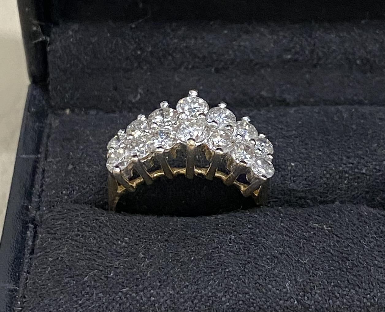 Doppelreihe aus Pyramidendiamanten 2::36 Karat + 18 Karat Weiß- und Gelbgoldring 1