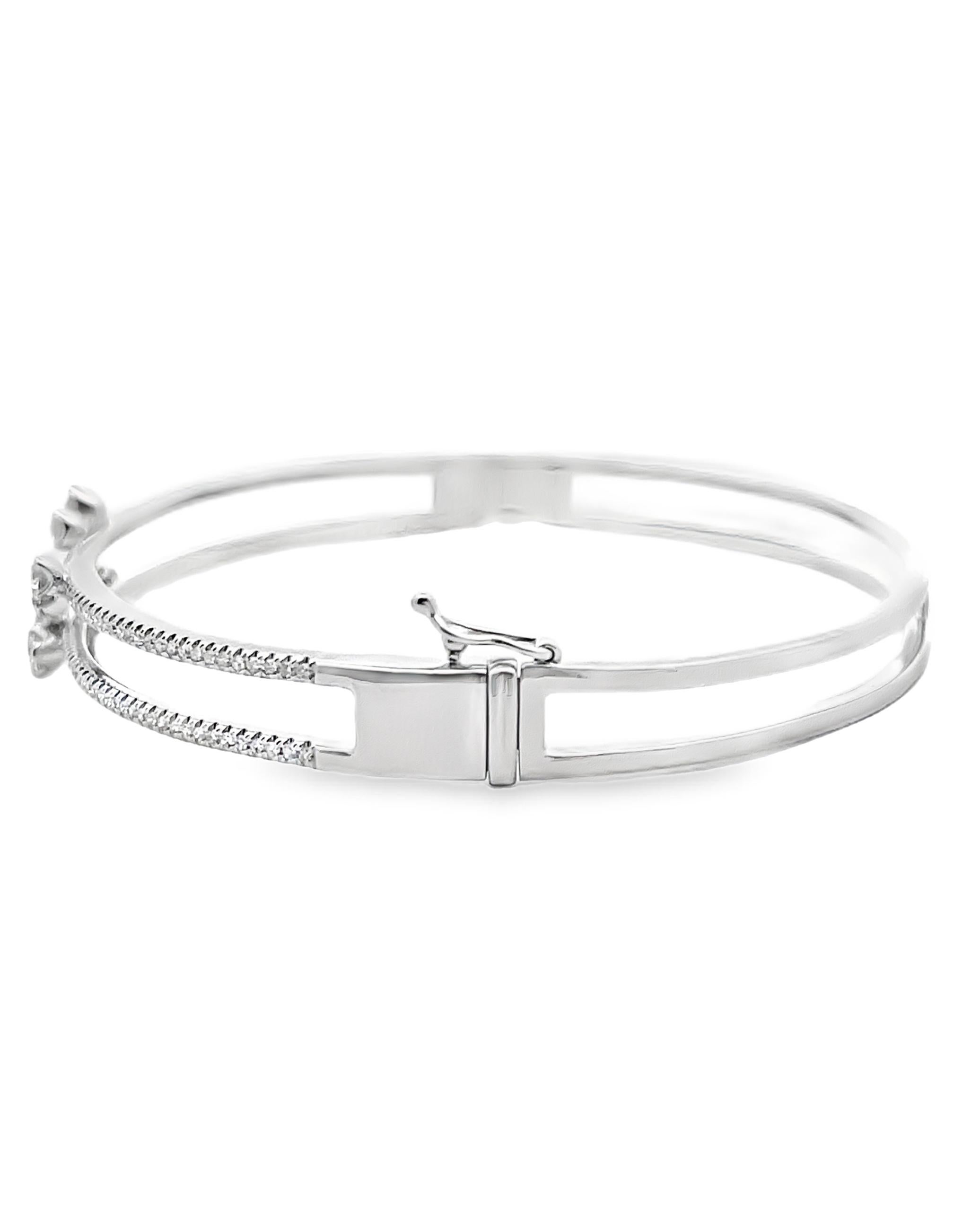 Contemporaneo Bracciale aperto a doppia fila in oro bianco 14K con diamanti a cascata in vendita