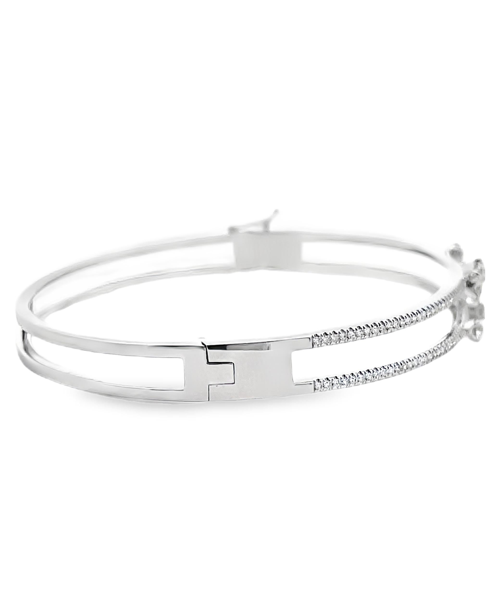 Taglio rotondo Bracciale aperto a doppia fila in oro bianco 14K con diamanti a cascata in vendita