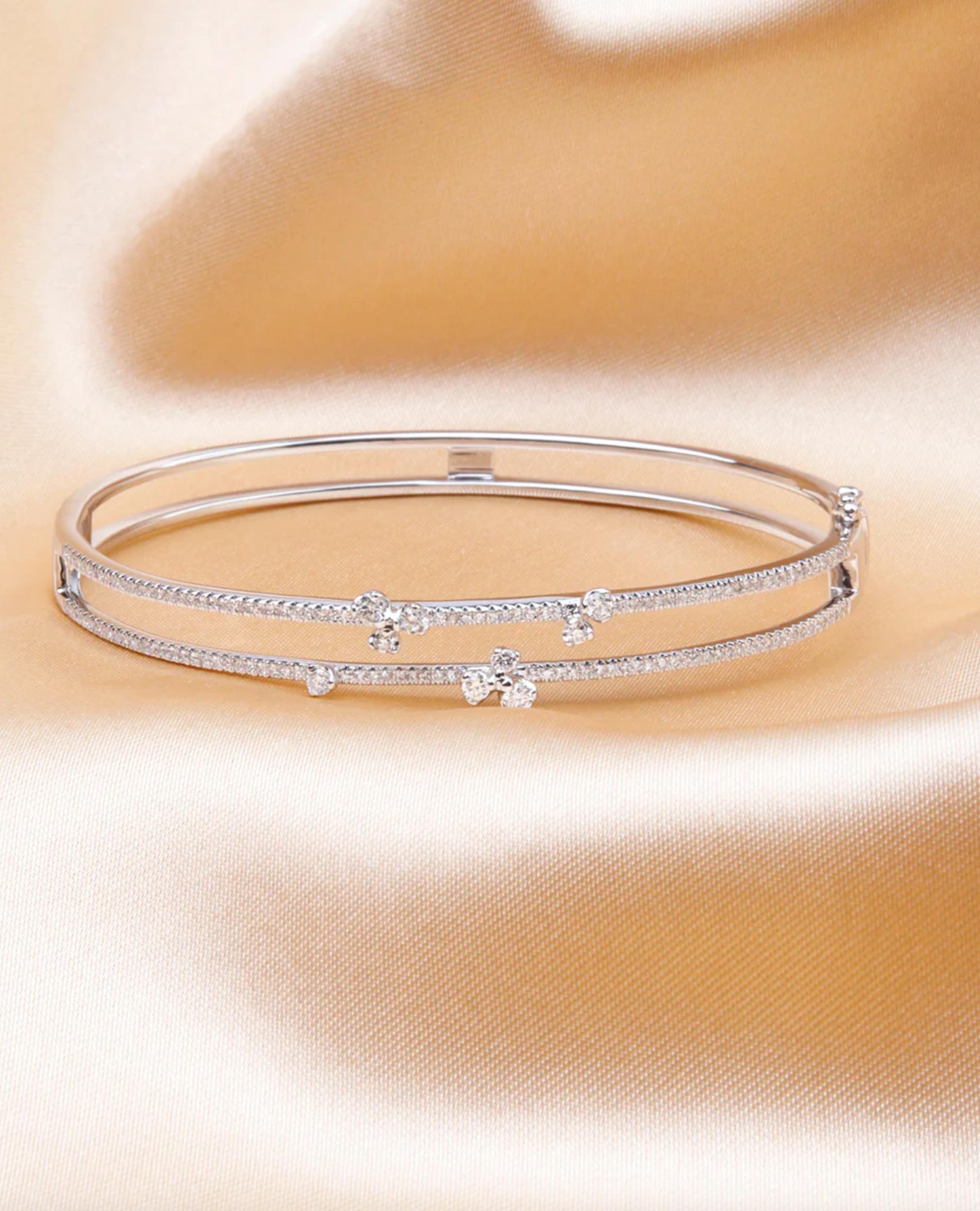 Bracciale aperto a doppia fila in oro bianco 14K con diamanti a cascata in vendita 1