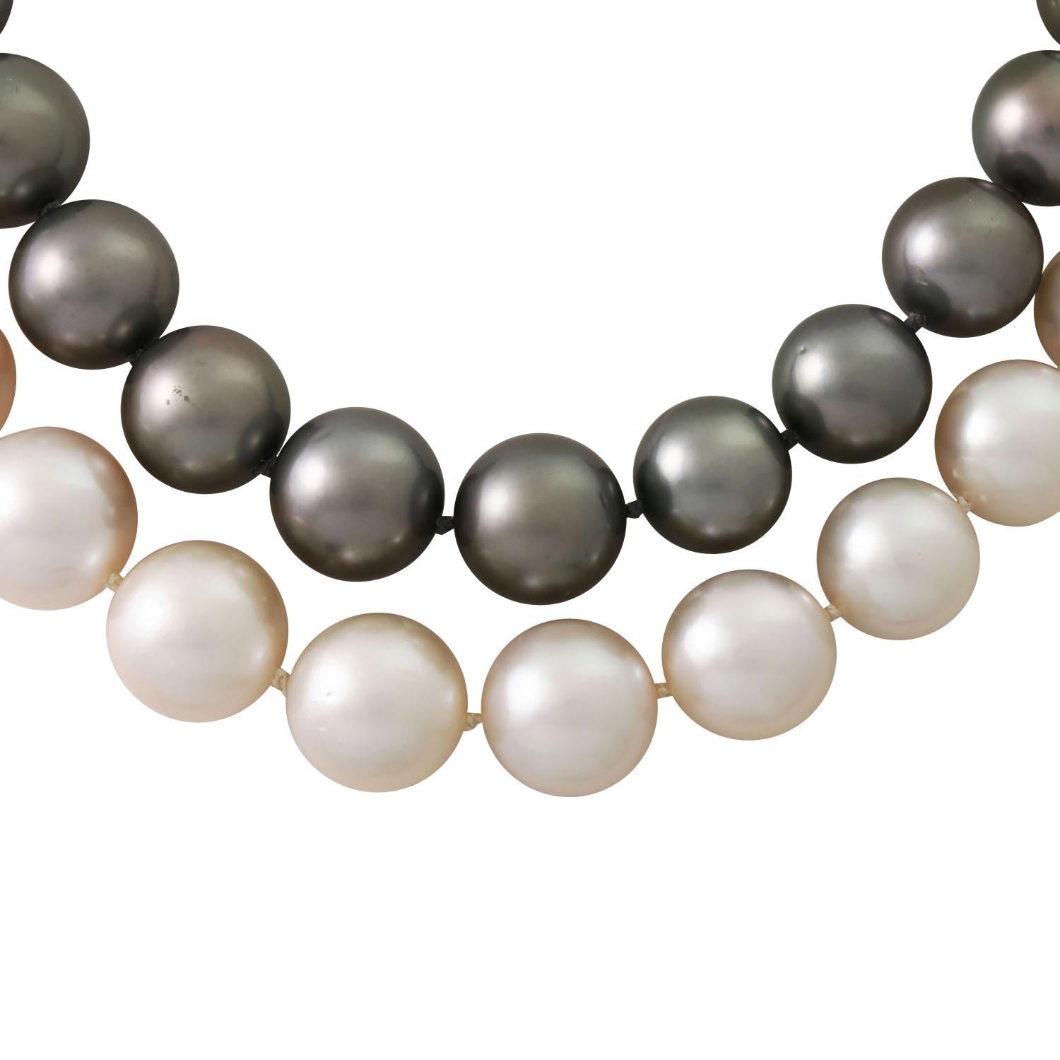 Tahitian and South Sea cultured pearls 11.7 - 15.5 mm, princess and baguette cut diamonds total approx. 3.4 ct, approx. WHITE-GW (H-K)/VVS-SI, clasp WG 14K, 214.1 g, Chain length approx. 43 cm, 21st century, slight signs of wear. Handmade clasp that