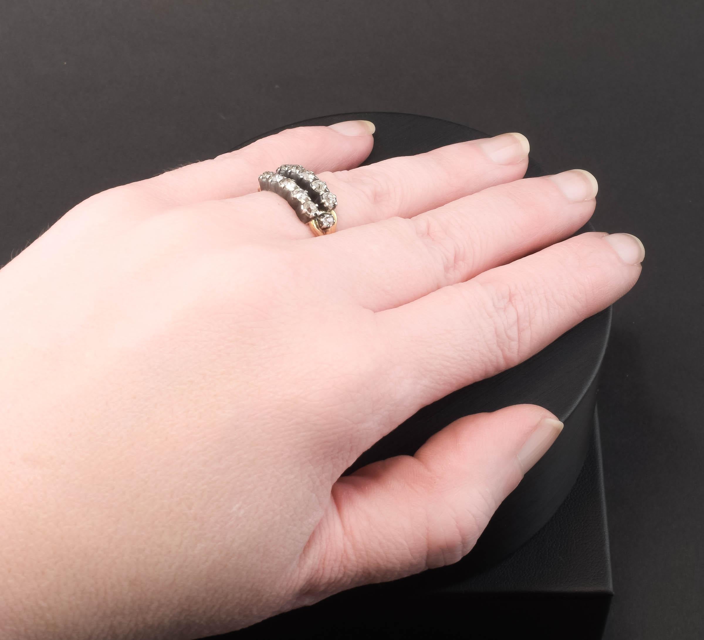 Doppelreihiger Ring mit antiken Diamanten – Hochzeit, Jahrestag oder Stapelring im Zustand „Gut“ im Angebot in Danvers, MA