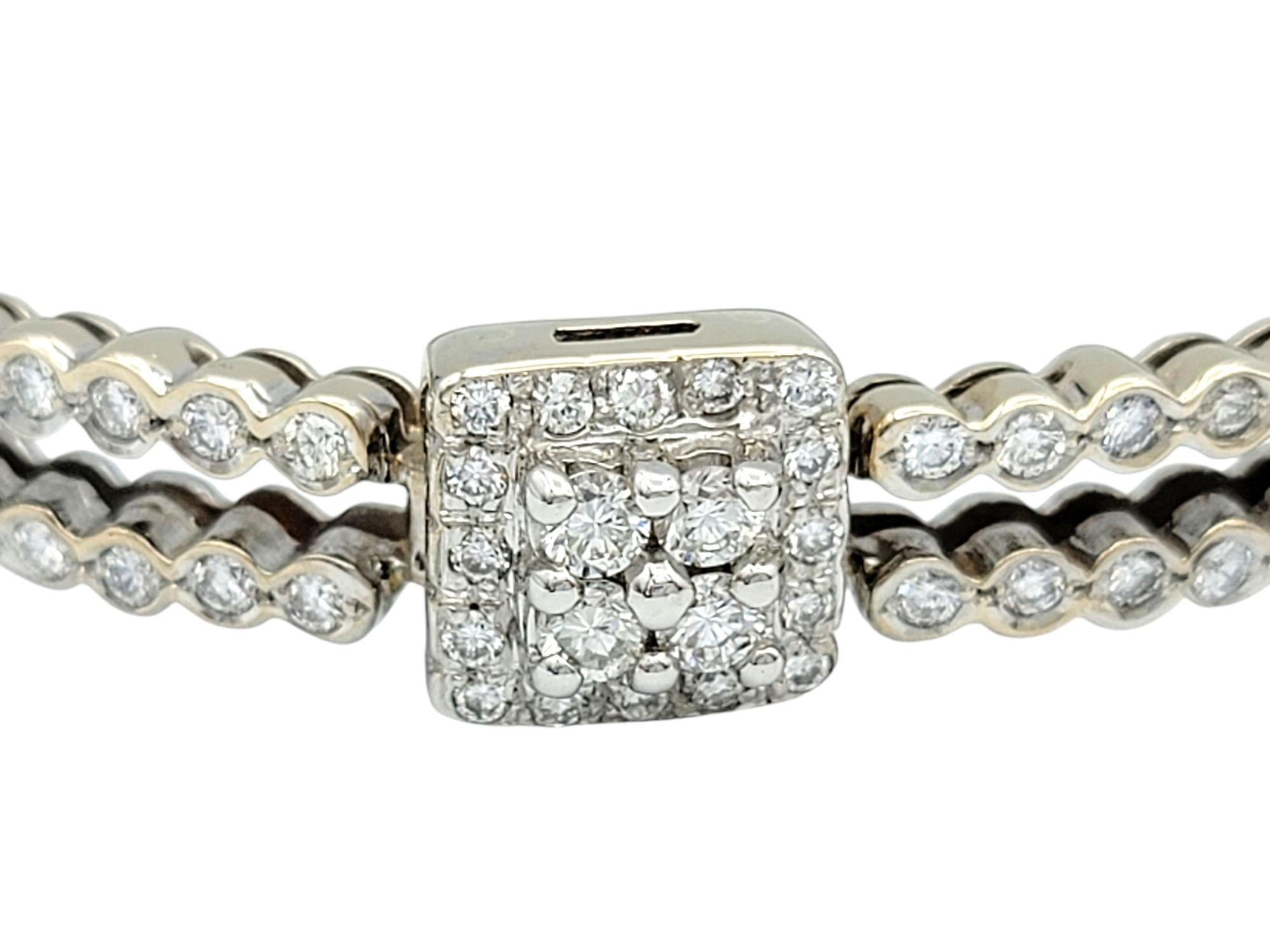 Taglio rotondo Bracciale Station con diamanti a doppio filo e aureola quadrata in oro bianco 18 kt. in vendita