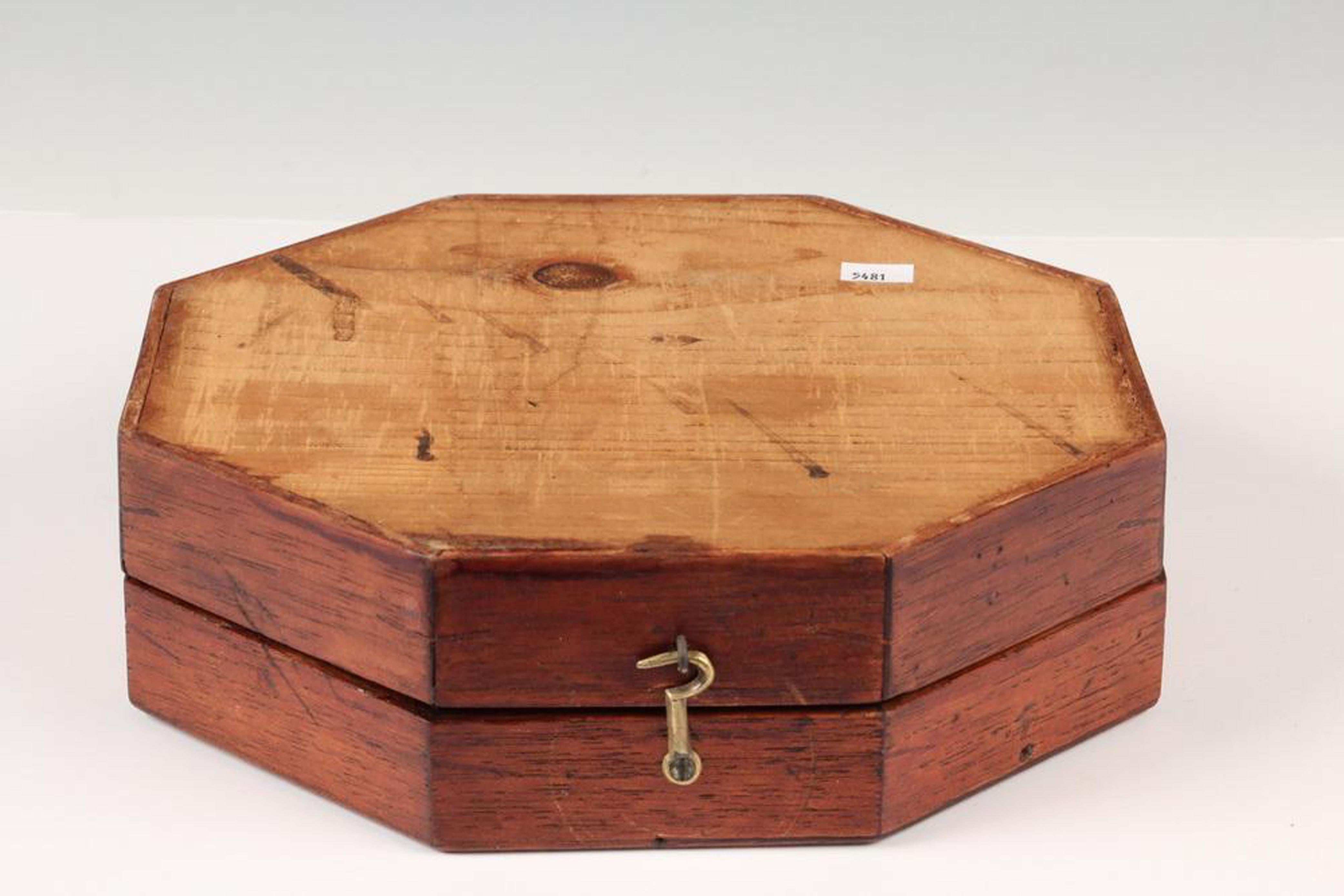 A double sailor's valentine, arranged multi-color shells in a hinged octagonal wooden case with heart and circular shaped motifs.

One side of case exterior is unfinished, 

Measures: case (closed): 3