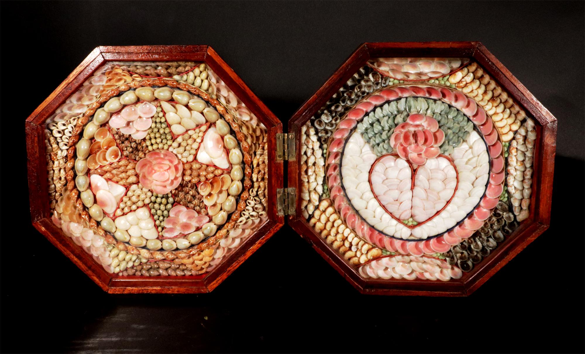 Valentín marinero doble de conchas marinas,
Barbados, Indias Occidentales,
Circa 1885

San Valentín marinero doble con caja de cedro español de dos caras.   El lado derecho está centrado con un corazón dentro de un anillo de conchas rosas con camas