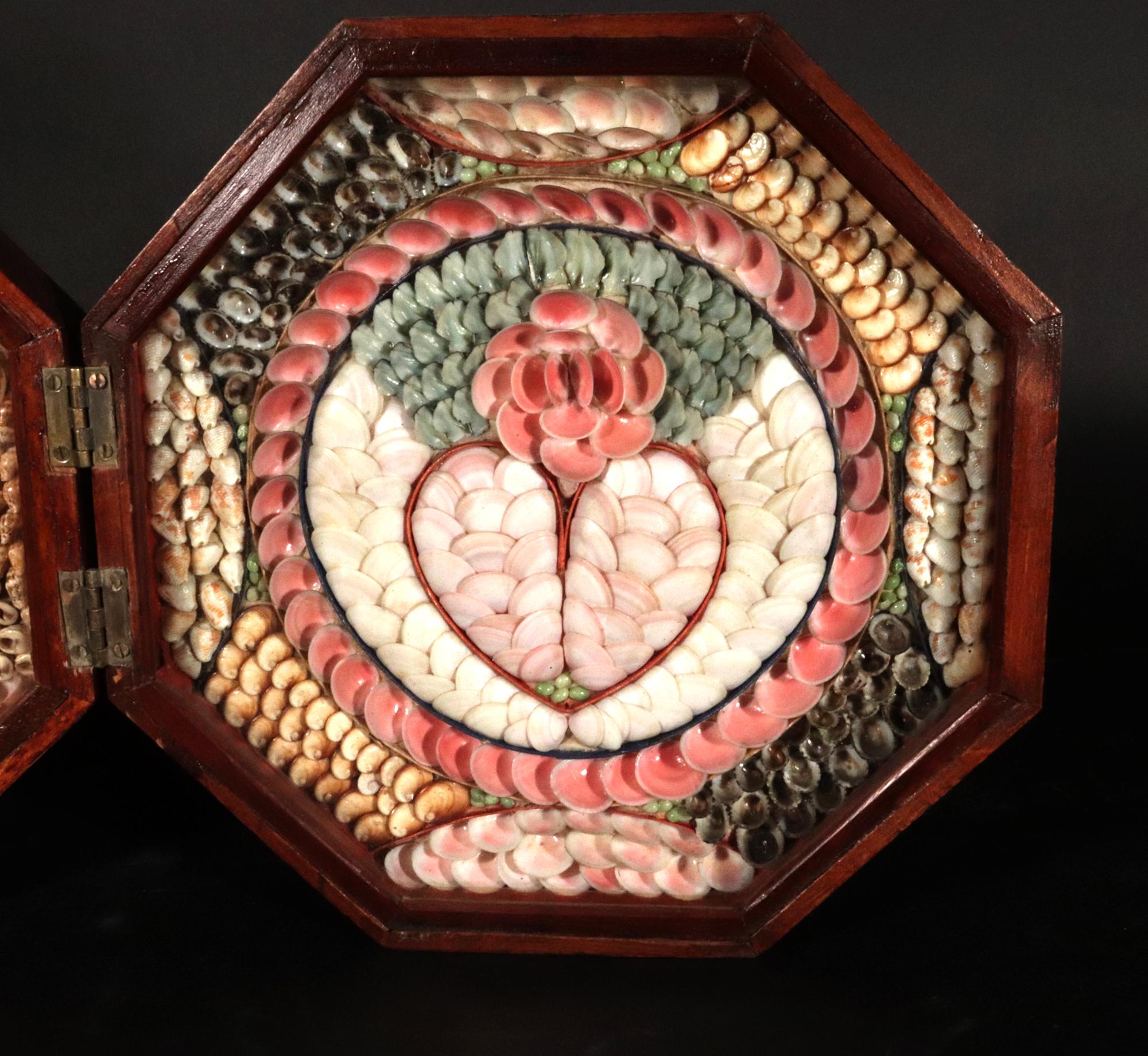 San Valentín marinero doble de conchas marinas con diseños de corazones y estrellas Arte popular en venta