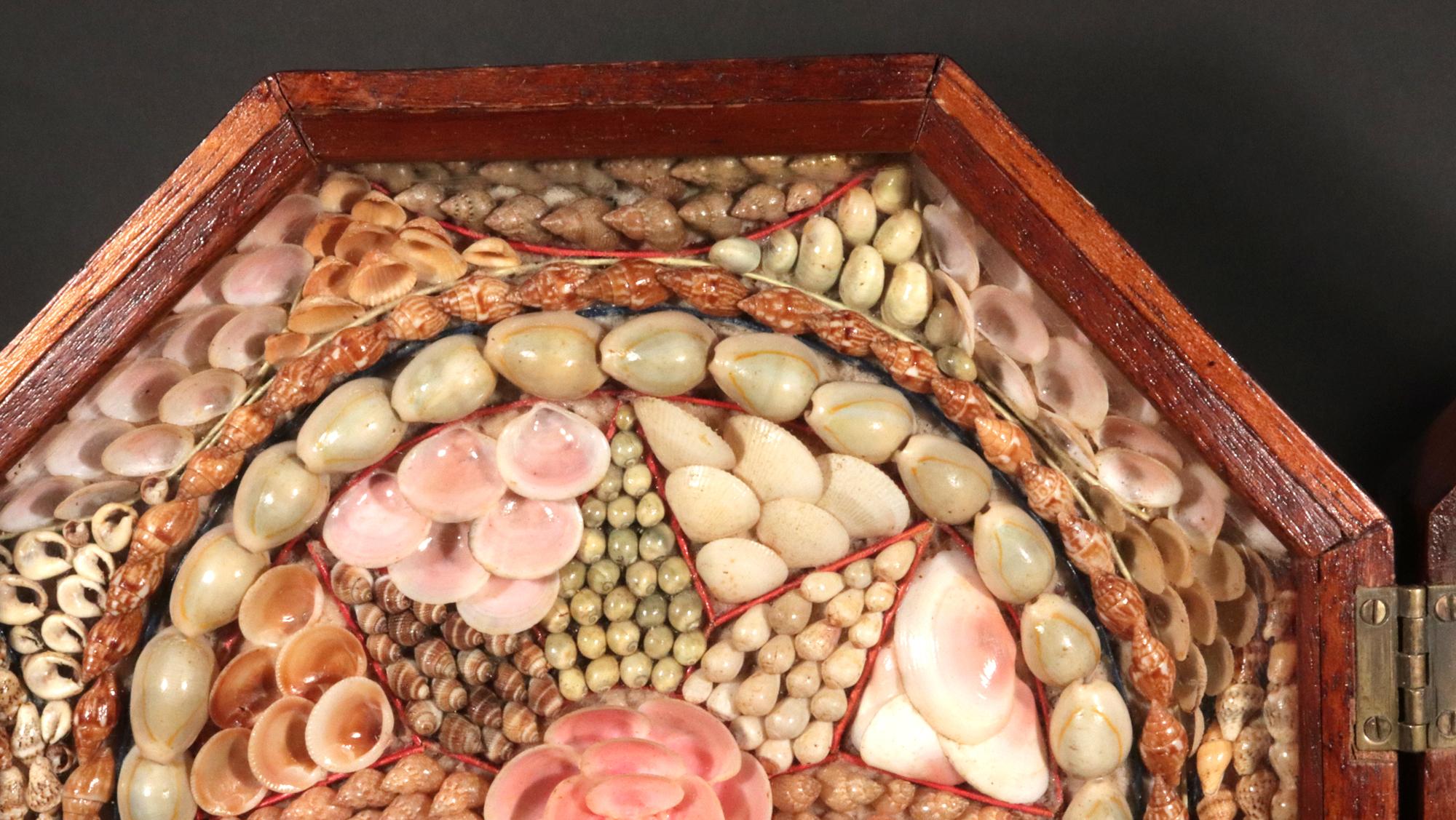 San Valentín marinero doble de conchas marinas con diseños de corazones y estrellas Fines del siglo XIX en venta
