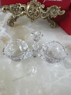 Set di due saliere in cristallo Baccarat, con decorazioni intagliate, XX secolo
