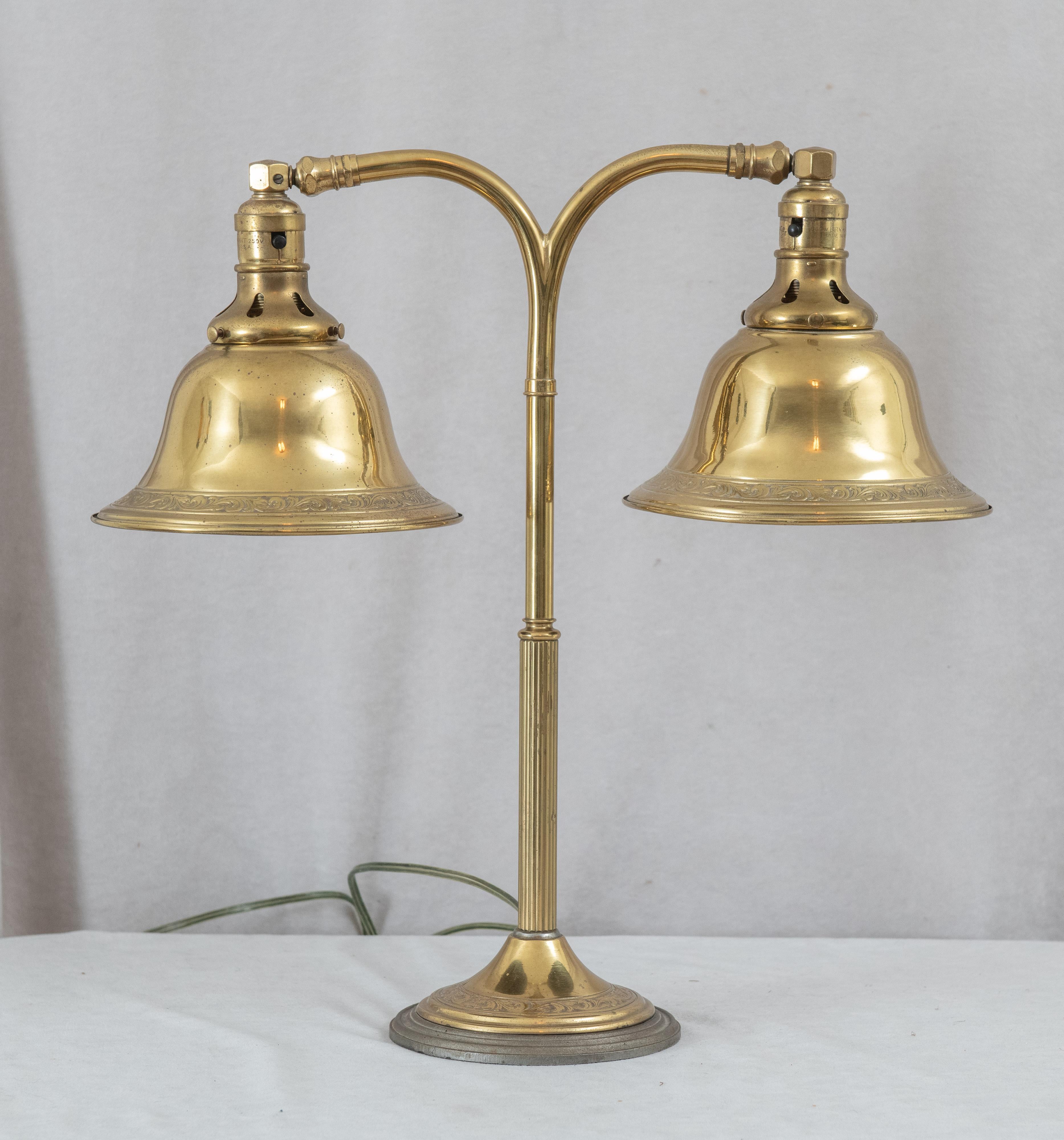  Cette lampe serait assez belle avec un seul bras, mais avec deux bras, elle est vraiment spéciale. Il est très impressionnant, en laiton poli, avec deux beaux abat-jour dont les bordures sont ornées d'un motif assorti à celui de la base. Un exemple