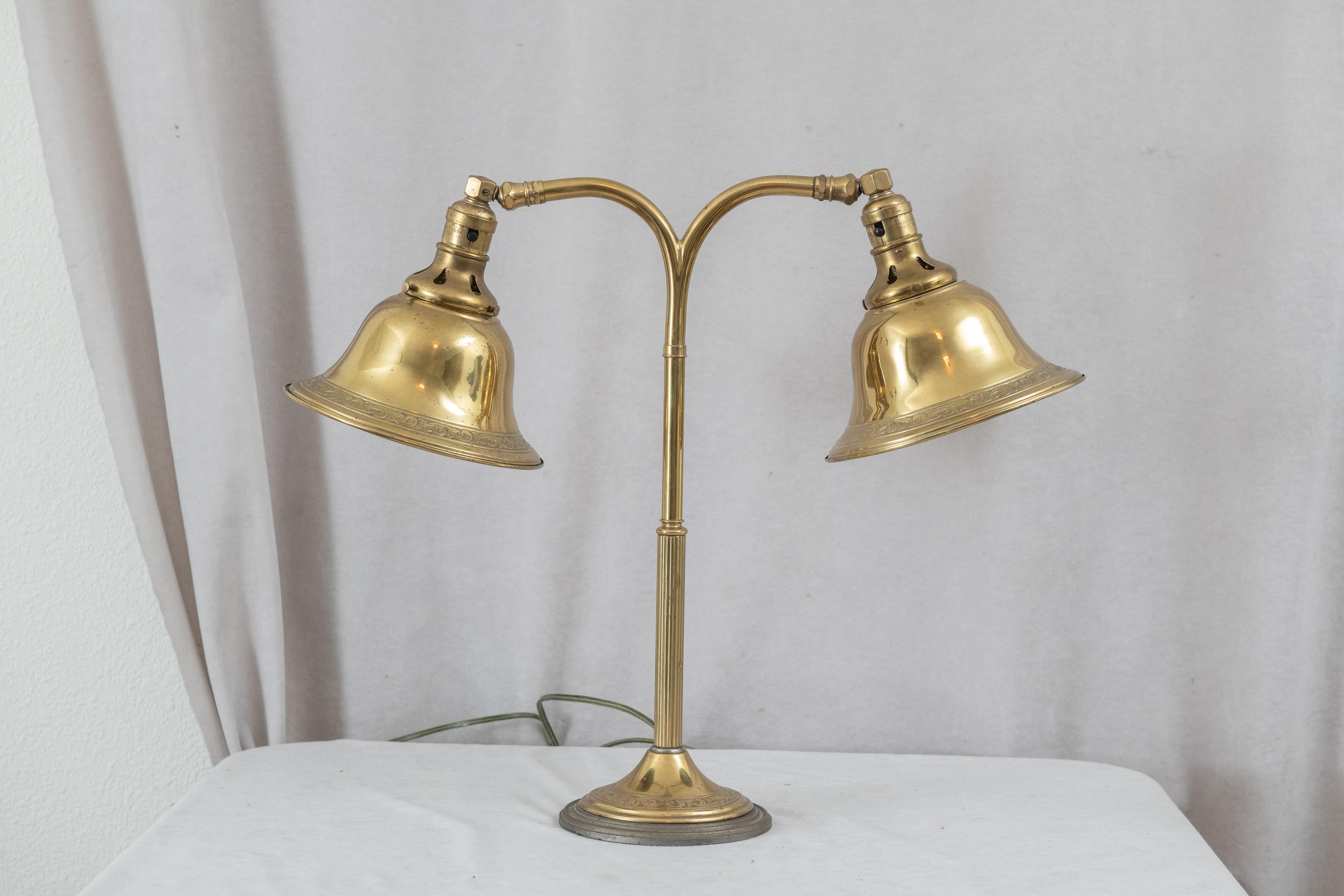 Américain Lampe de banquier en laiton à double abat-jour, vers 1910 en vente
