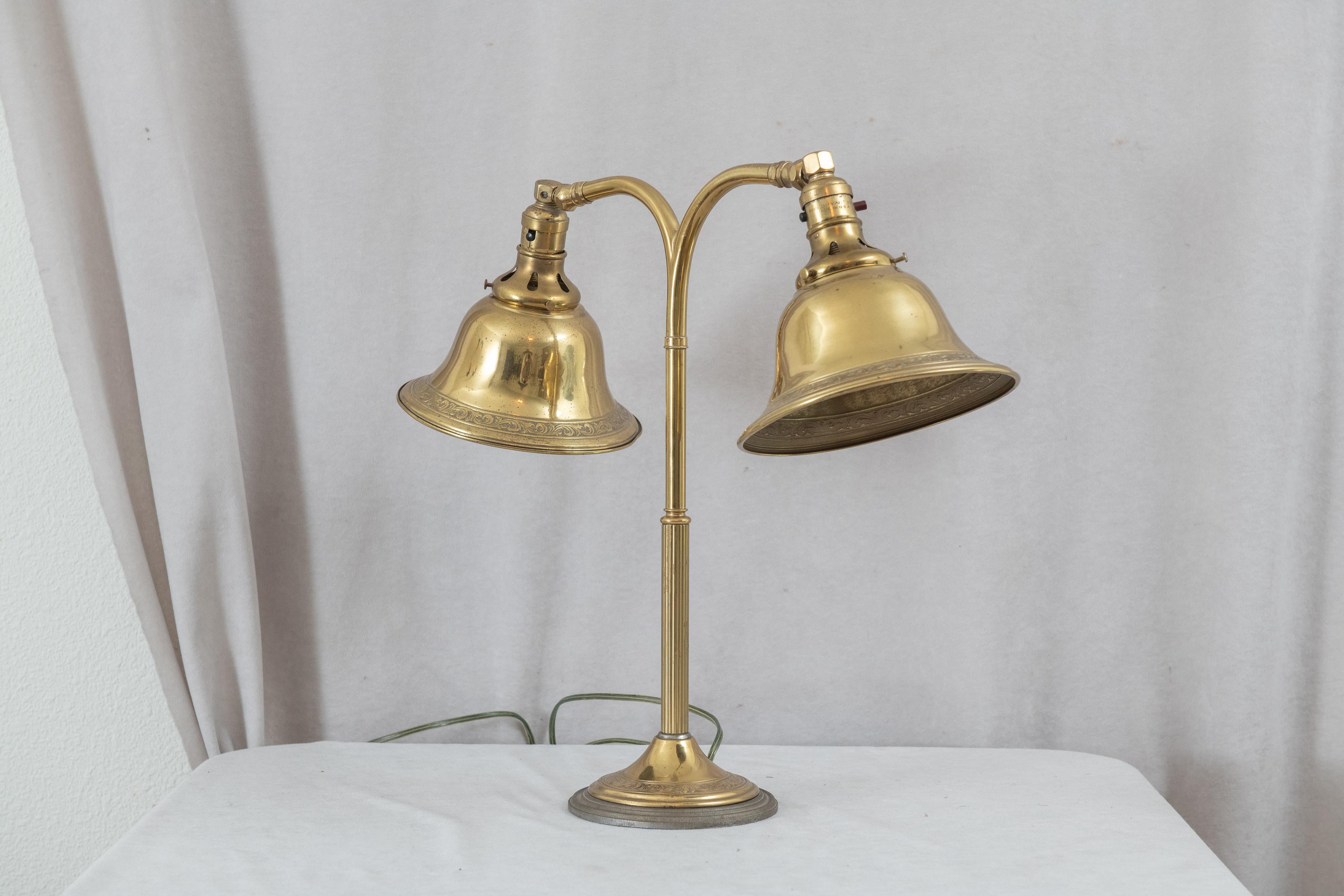 Moulage Lampe de banquier en laiton à double abat-jour, vers 1910 en vente