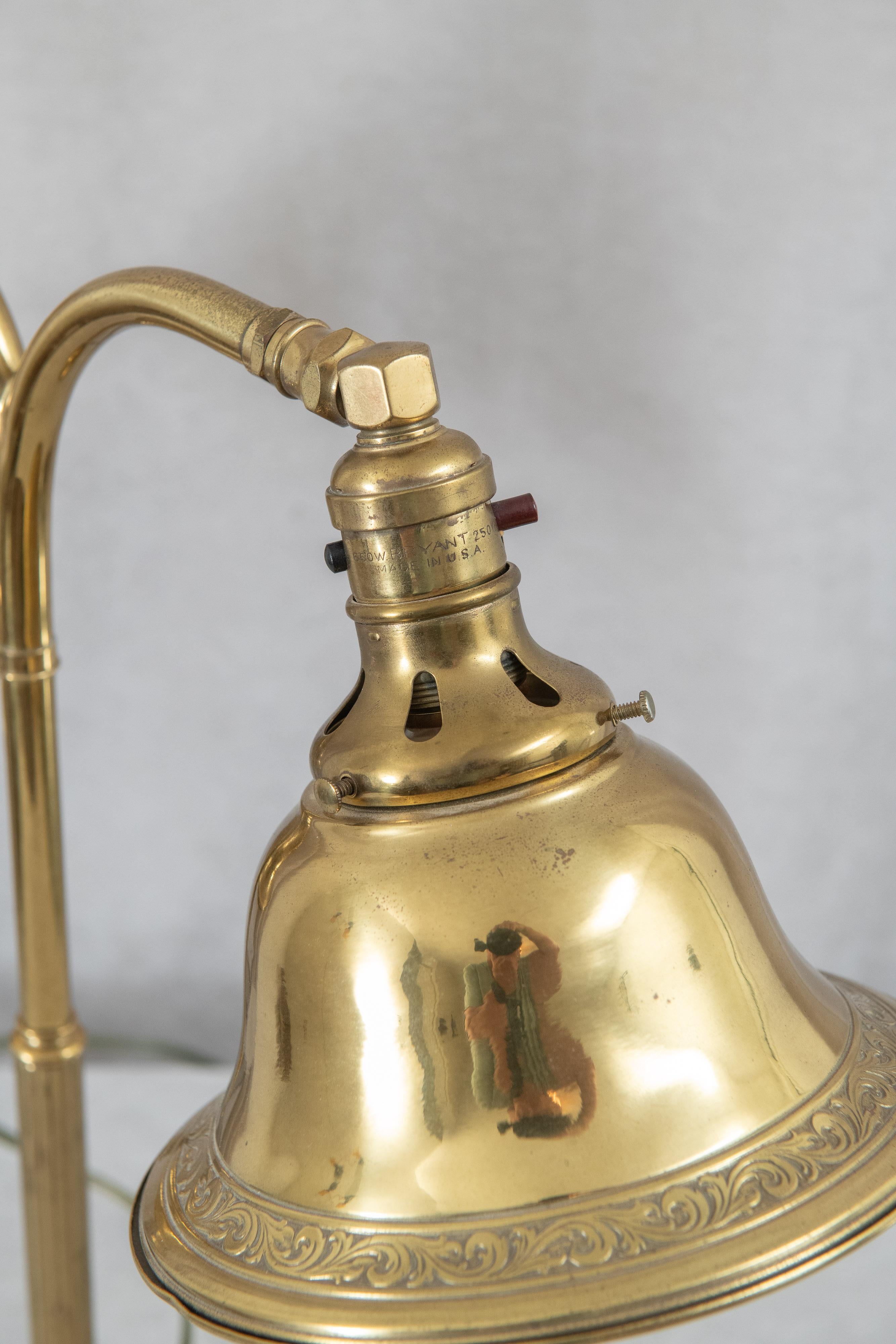 Lampe de banquier en laiton à double abat-jour, vers 1910 Excellent état - En vente à Petaluma, CA