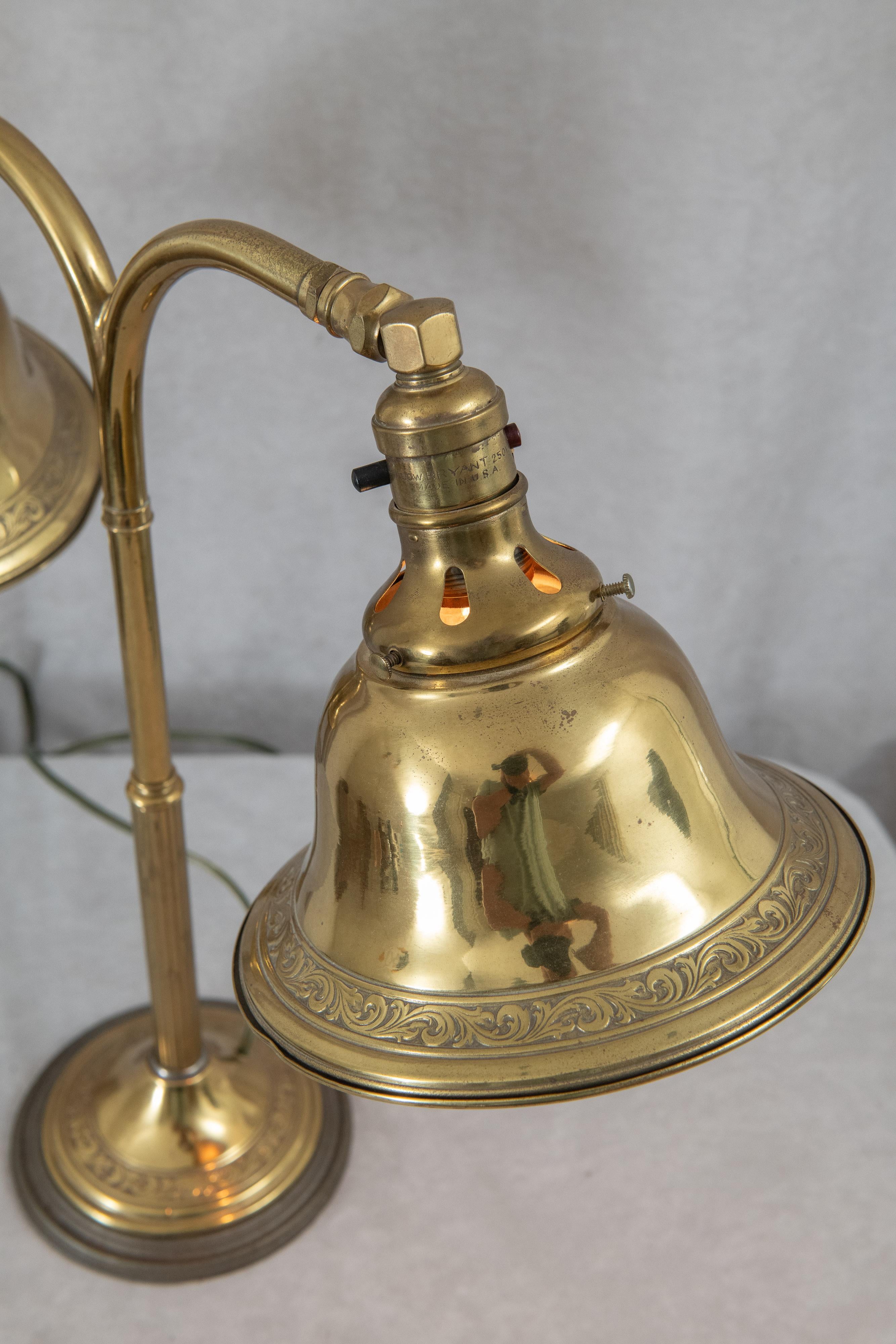 20ième siècle Lampe de banquier en laiton à double abat-jour, vers 1910 en vente