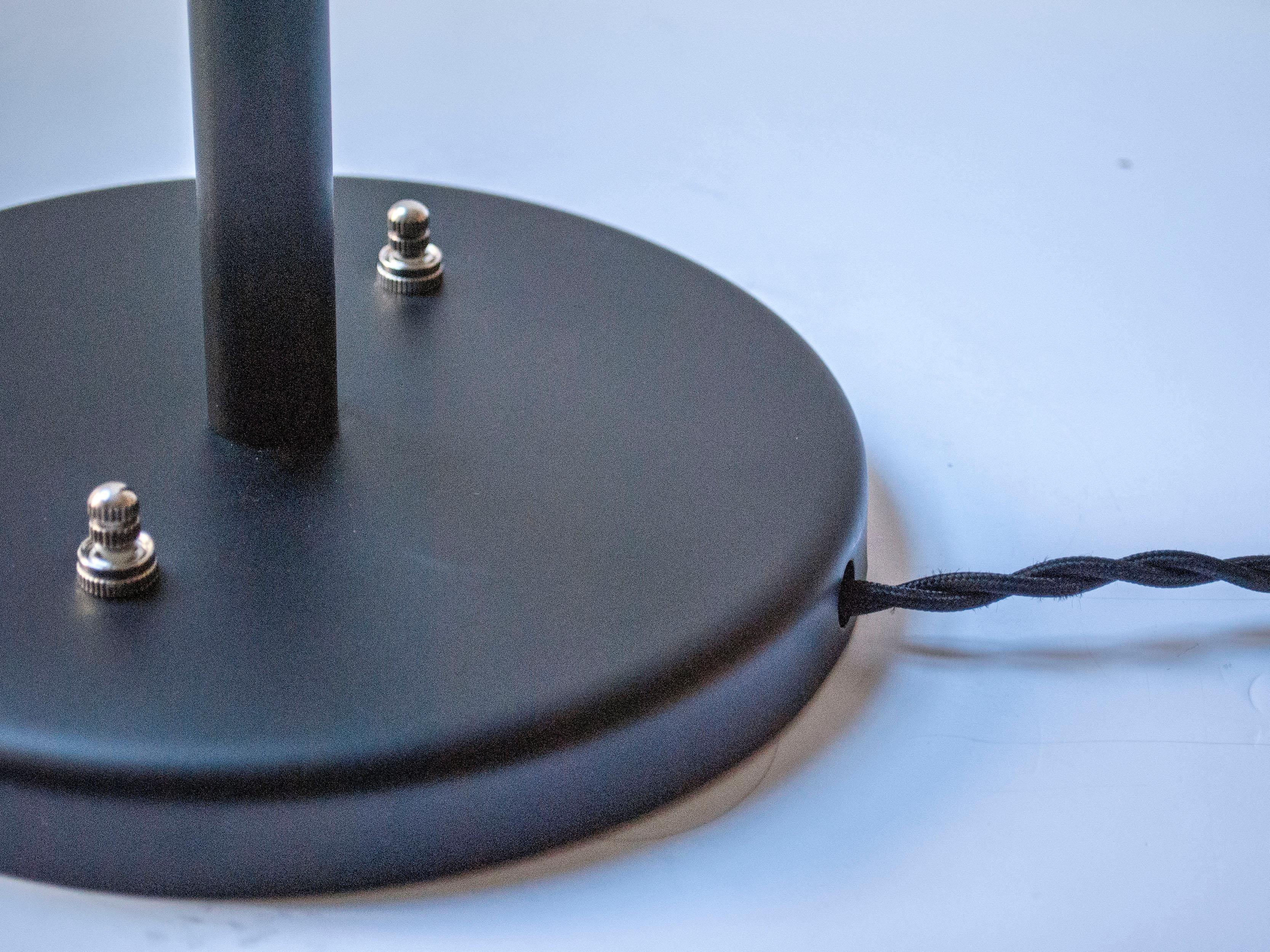 Tischleuchte mit doppeltem schirm aus lackiertem metall von Greta Von Nessen im Angebot 5