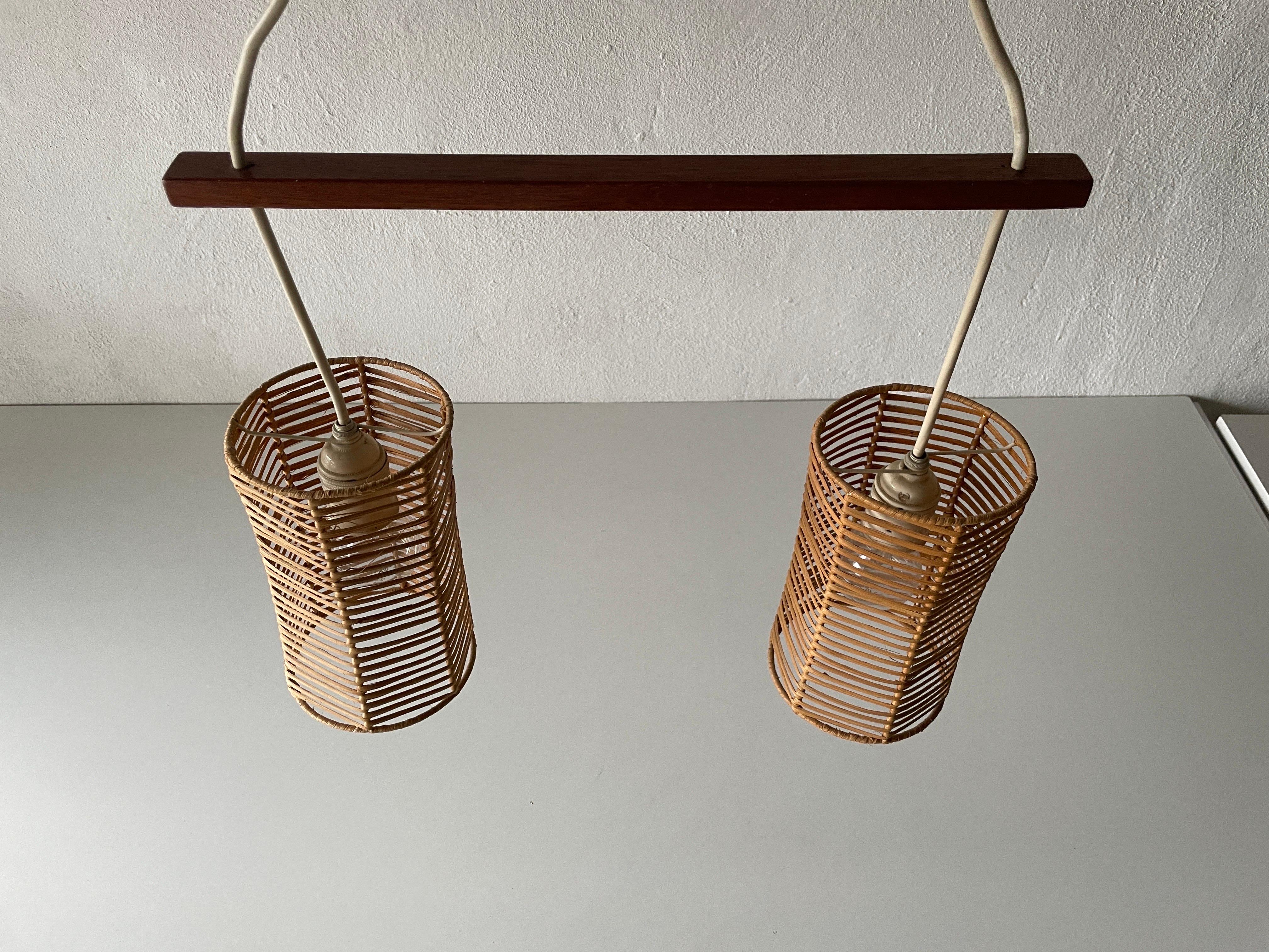 Allemand Lampe suspendue à double abat-jour en osier et bois, années 1960, Allemagne en vente