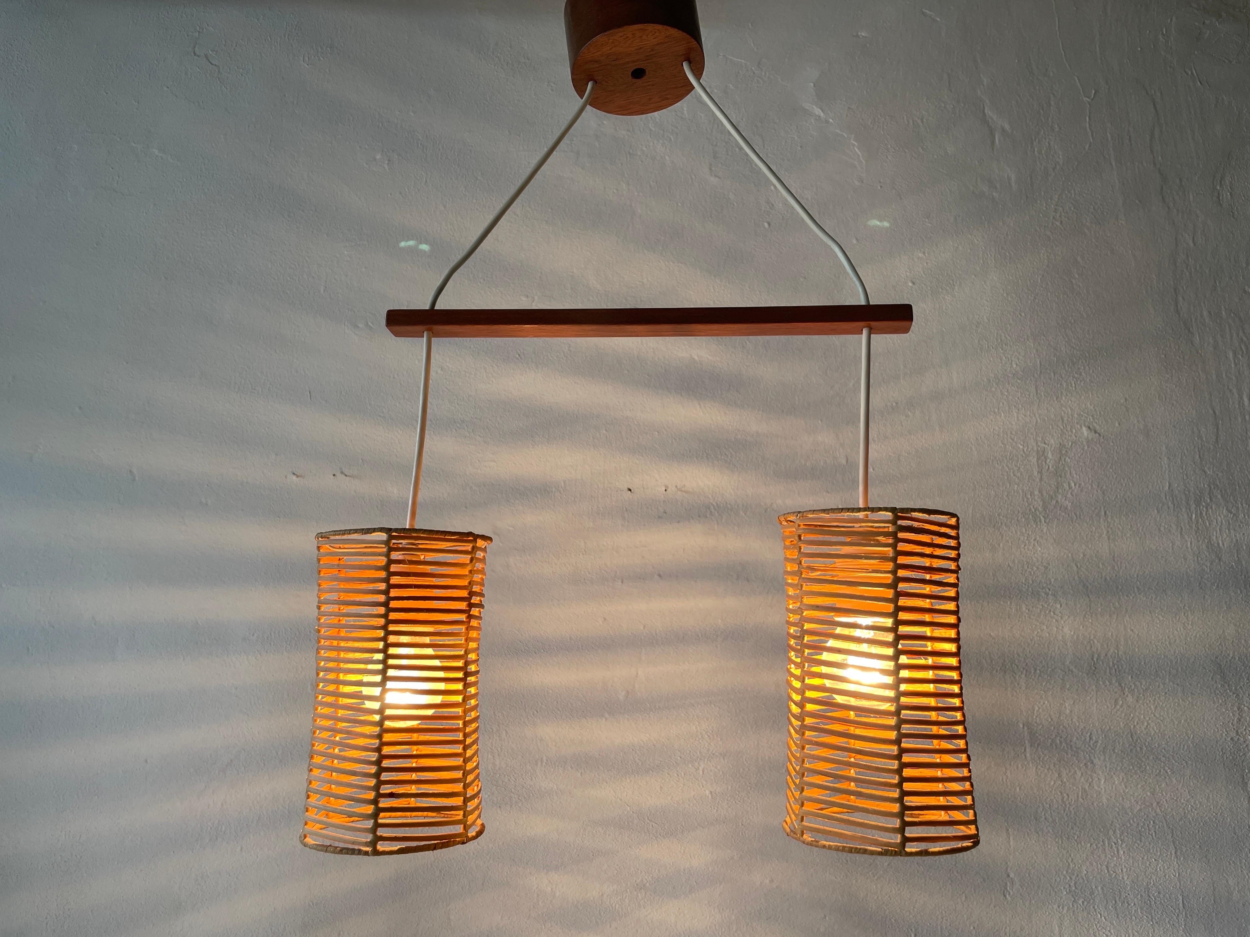 Milieu du XXe siècle Lampe suspendue à double abat-jour en osier et bois, années 1960, Allemagne en vente